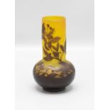 Jugendstil Vase mit Quitte / An Art Nouveau cameo glass vase with quince, Emile Gallé, Nancy ...