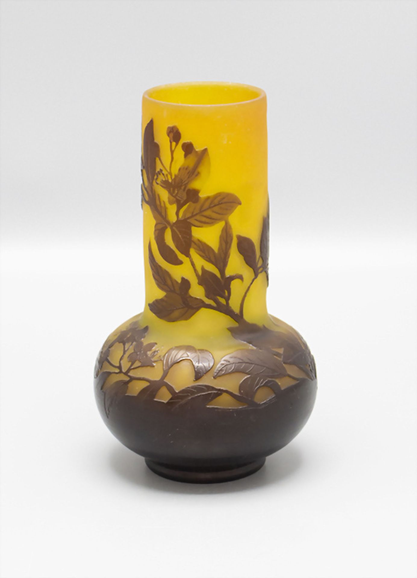 Jugendstil Vase mit Quitte / An Art Nouveau cameo glass vase with quince, Emile Gallé, Nancy ...