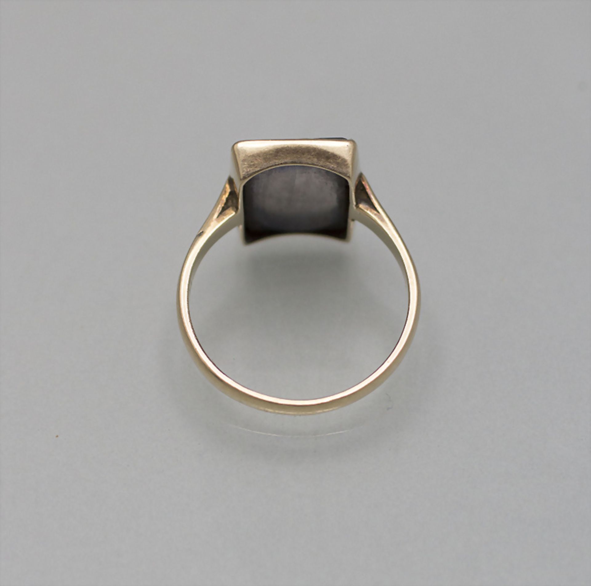 Damenring mit Gemme / A ladies 14 ct gold ring with a gem, um 1900 - Bild 2 aus 2