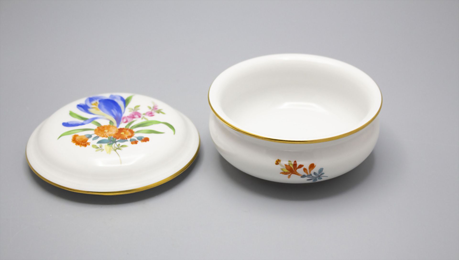 Deckeldose und Tablett mit Blumendekor / A porcelain box and tray with flowers, Meissen, ... - Image 4 of 5