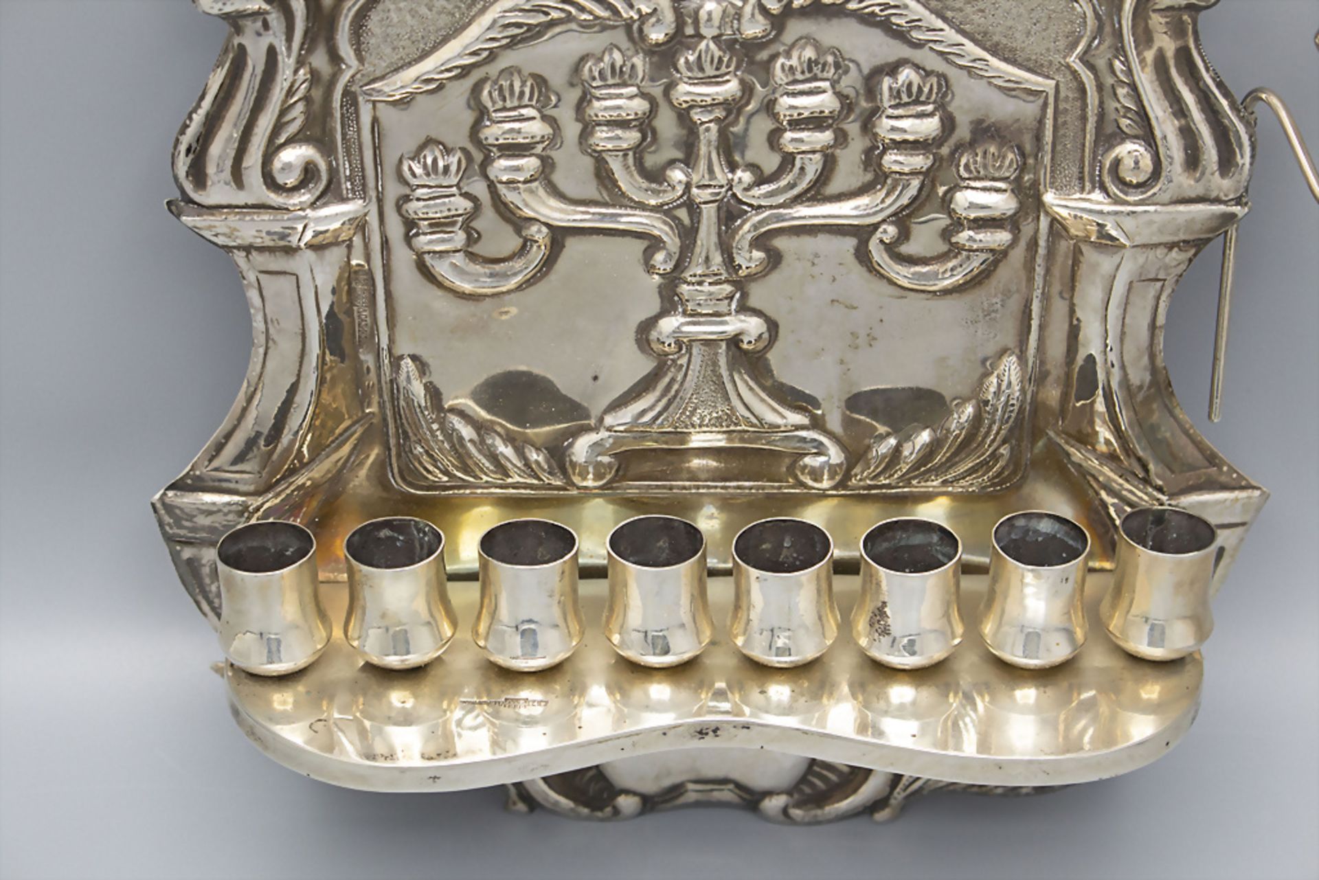 Chanukka (Hanukah) Wandleuchter / A silver Hanukkah wall bracket, St. Peterburg, 1886 - Bild 3 aus 5