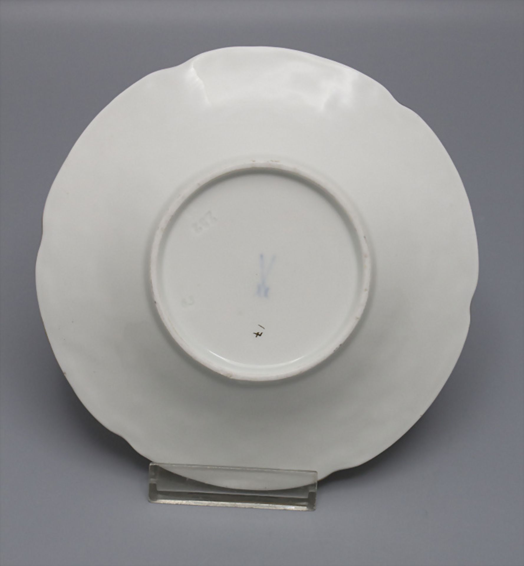 Porzellantasse und Untertasse / A porcelain cup and saucer, Meissen, 20. Jh. - Bild 2 aus 4