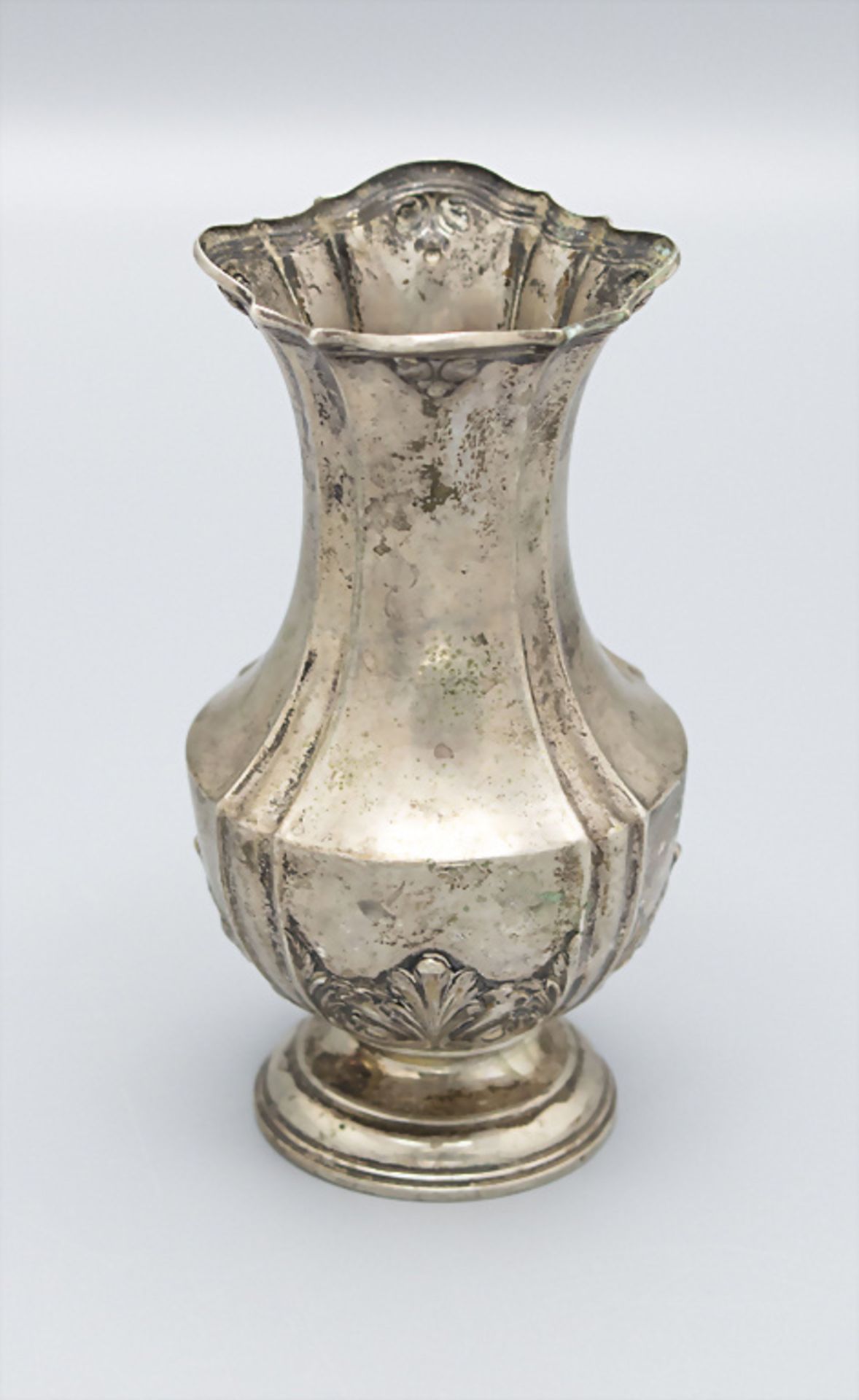 Kleine Vase mit Akanthusblättern / A small silver vase with acanthus leaves, Gebrüder Küh, ...