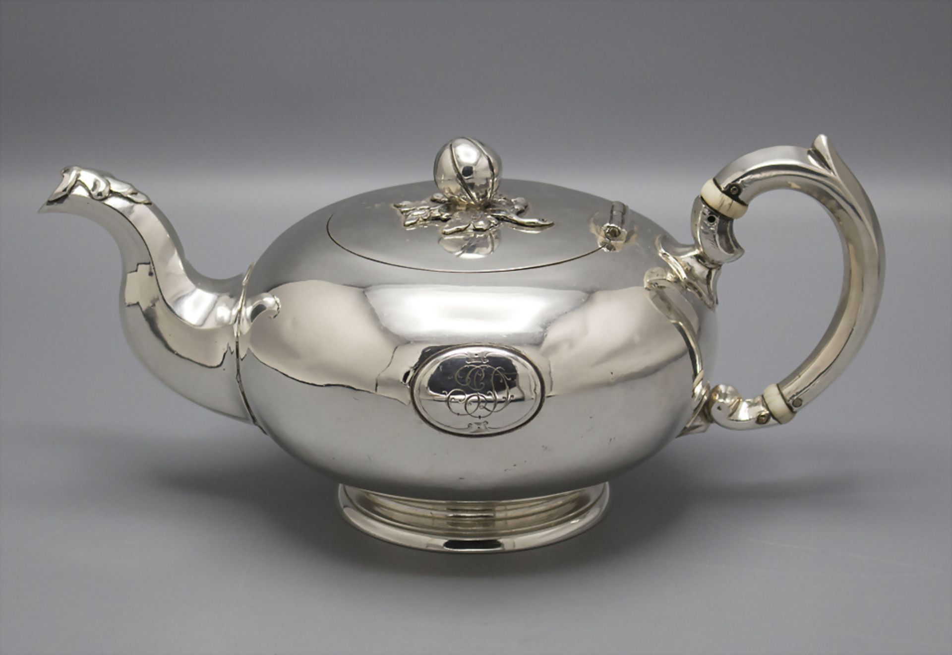 Kaffee- und Teekern / A silver coffee and tea set, Matthias Skytt, St. Petersburg, 1855-1856 - Bild 6 aus 15