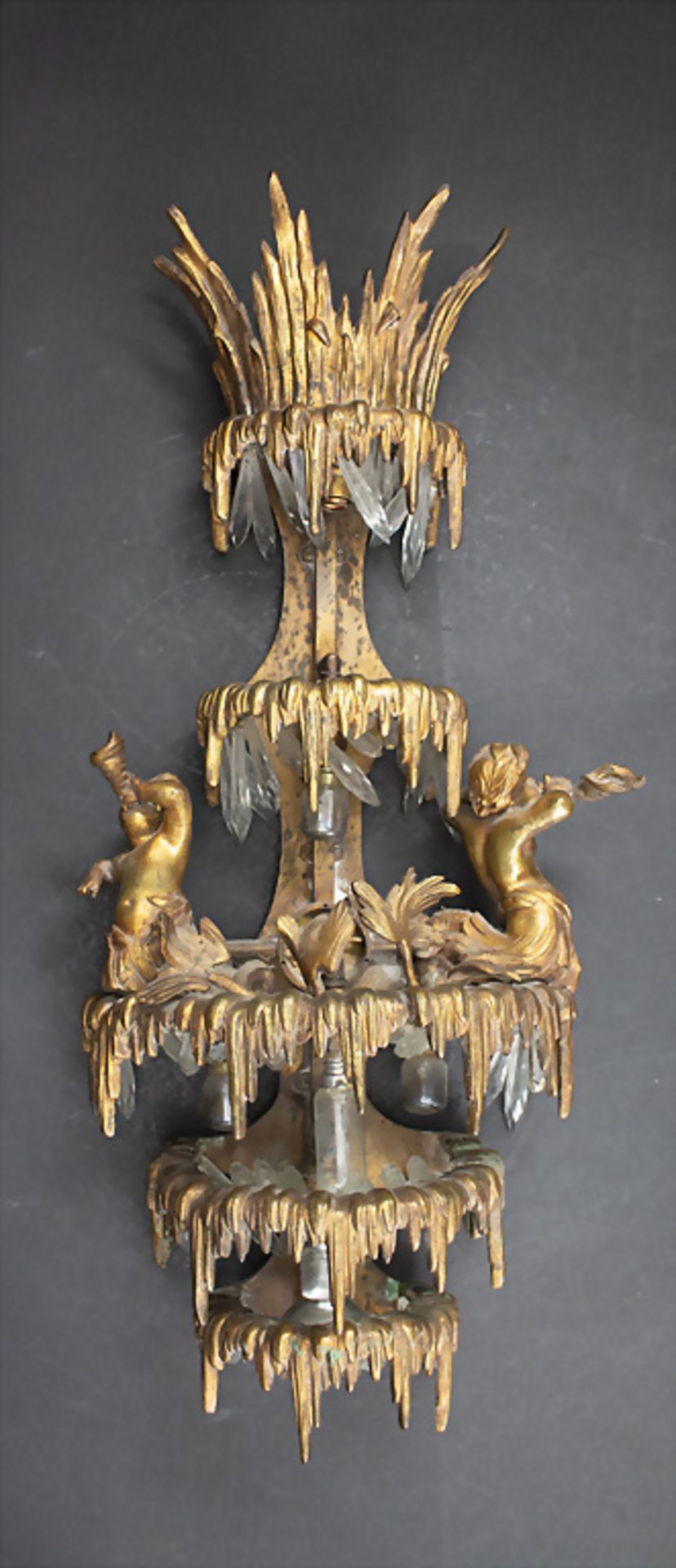 Außergewöhliche Bronze Wandlampe 'Wasserfall mit 2 Putti als Nereiden mit Schneckenhörnern' / ...