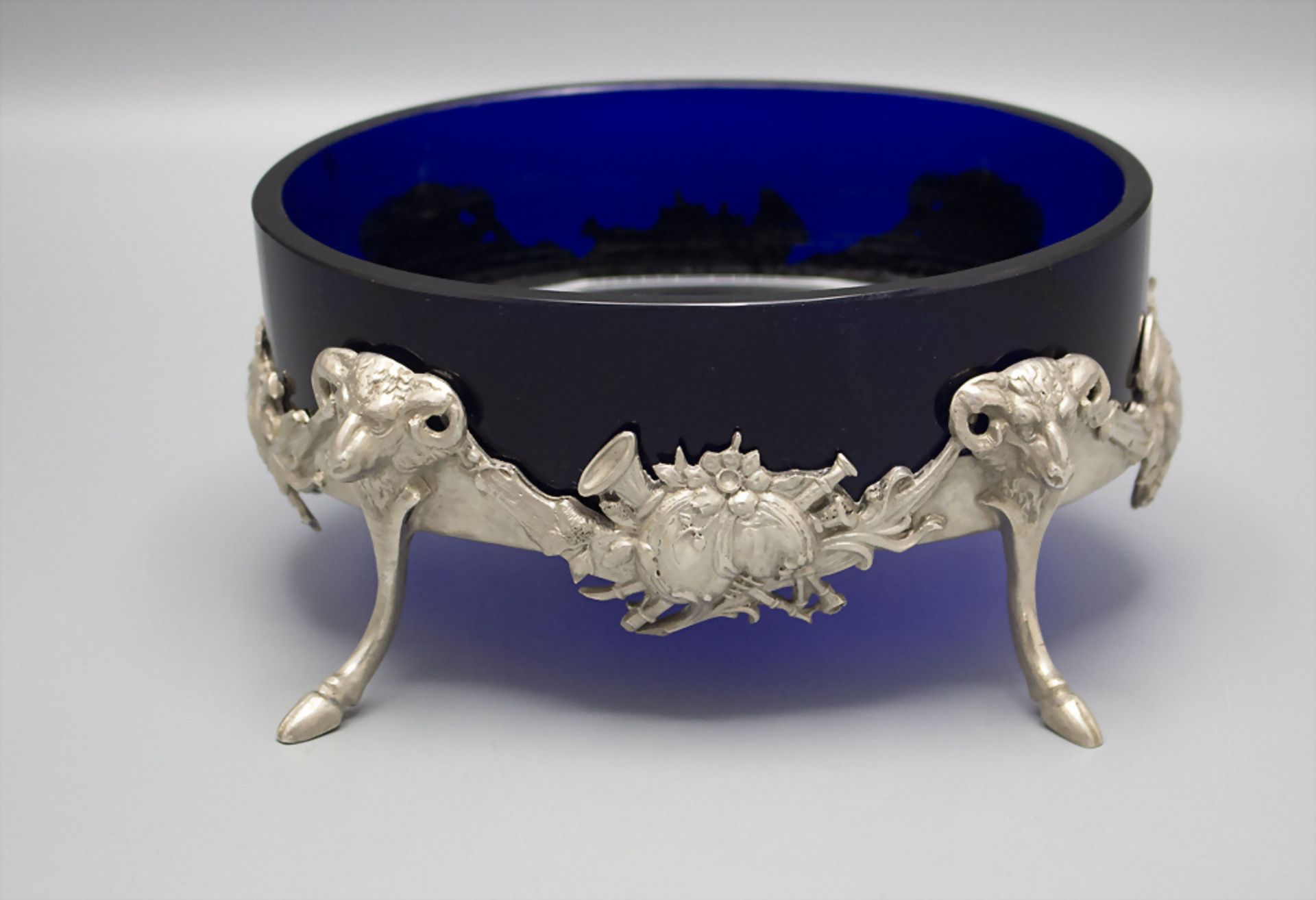 Anbietschale mit Widderköpfen / A footed serving bowl with ram heads, Ludwig Neresheimer & Co, ... - Bild 2 aus 5