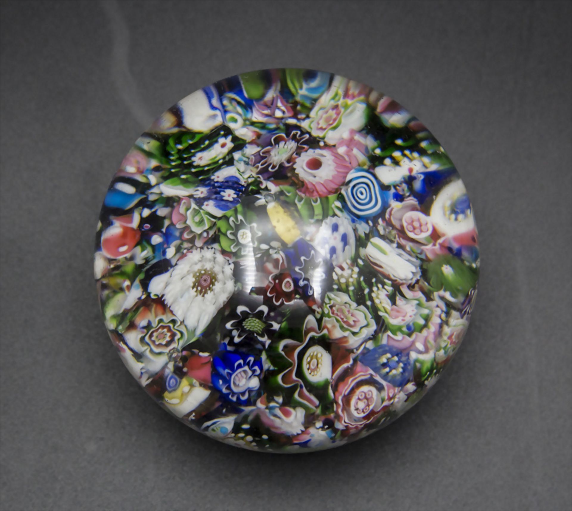 Briefbeschwerer / An end-of-day scrambled Millefiori paperweight, Clichy, 19. Jh.