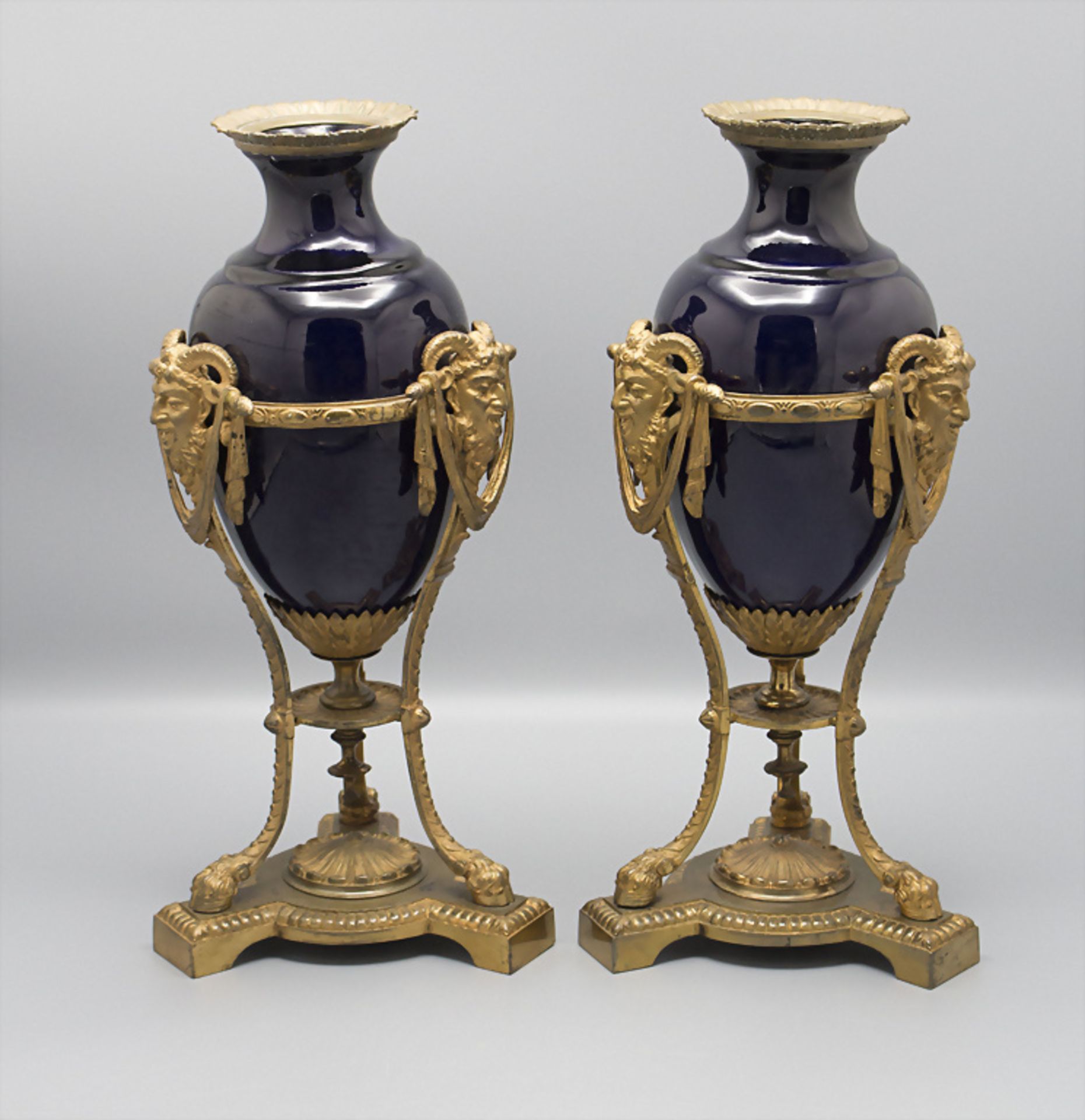 Paar blaue Vasen / A pair of blue vases, Louis XVI, wohl Frankreich, um 1790 - Image 2 of 3
