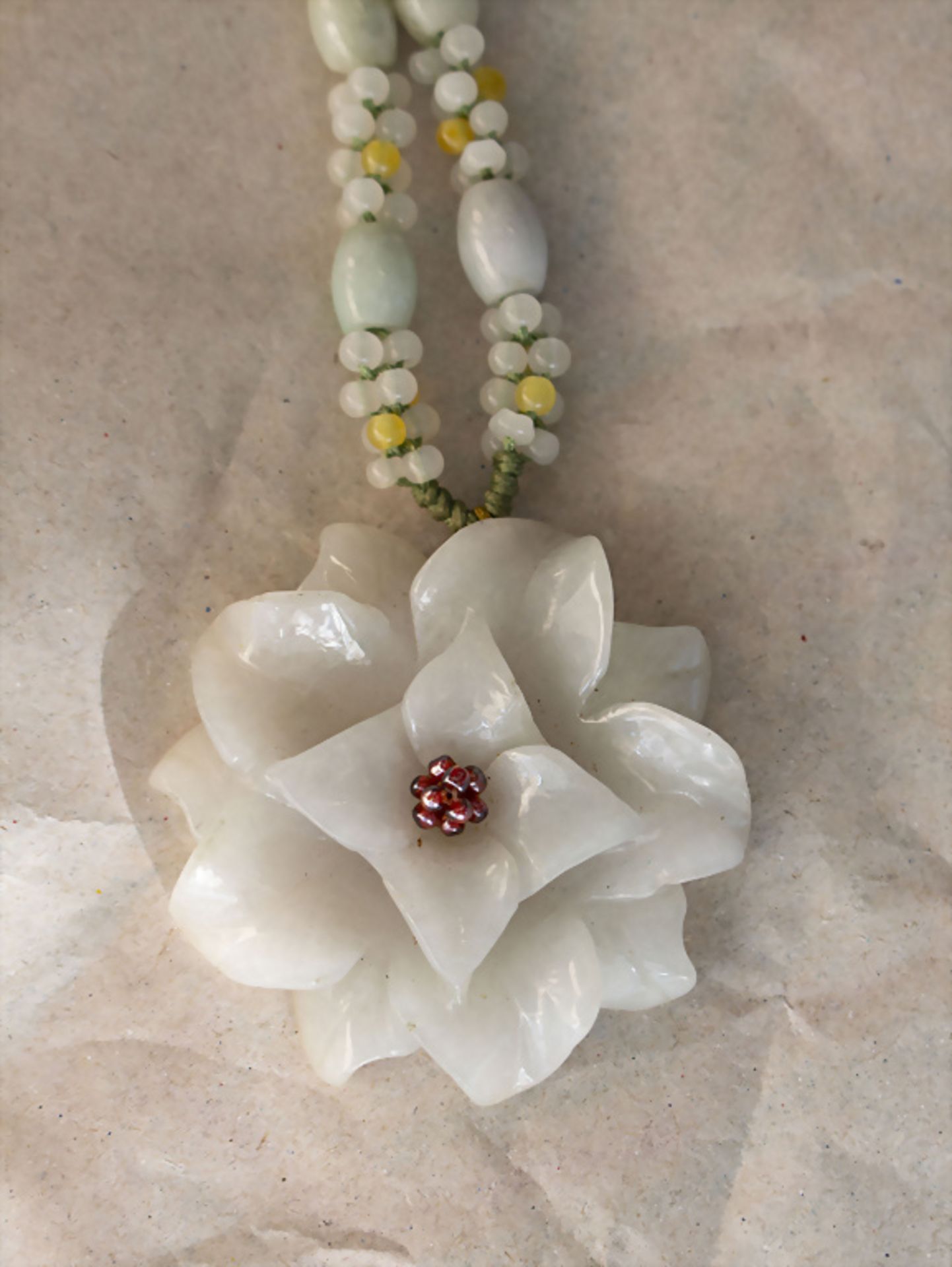 Jadekette mit Seerose / A jade necklace with a water lilly, China - Bild 4 aus 7
