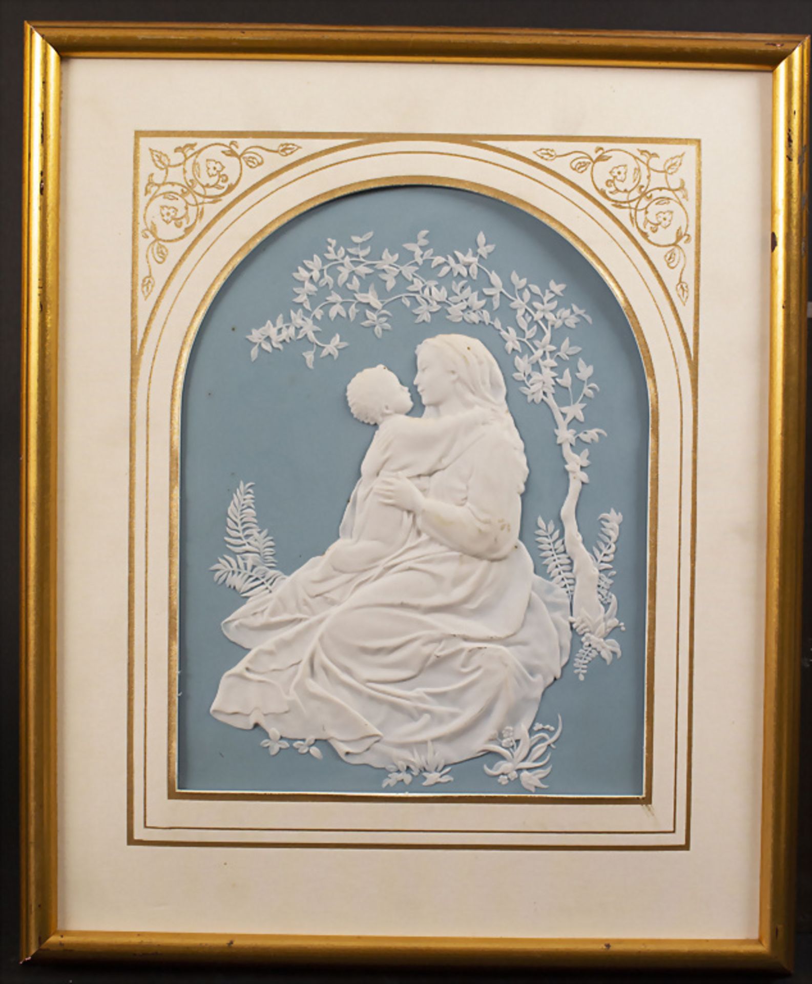 Großes Porzellanbild 'Mutterliebe' / A large jasperware framed procelain plaque 'Love of a ...