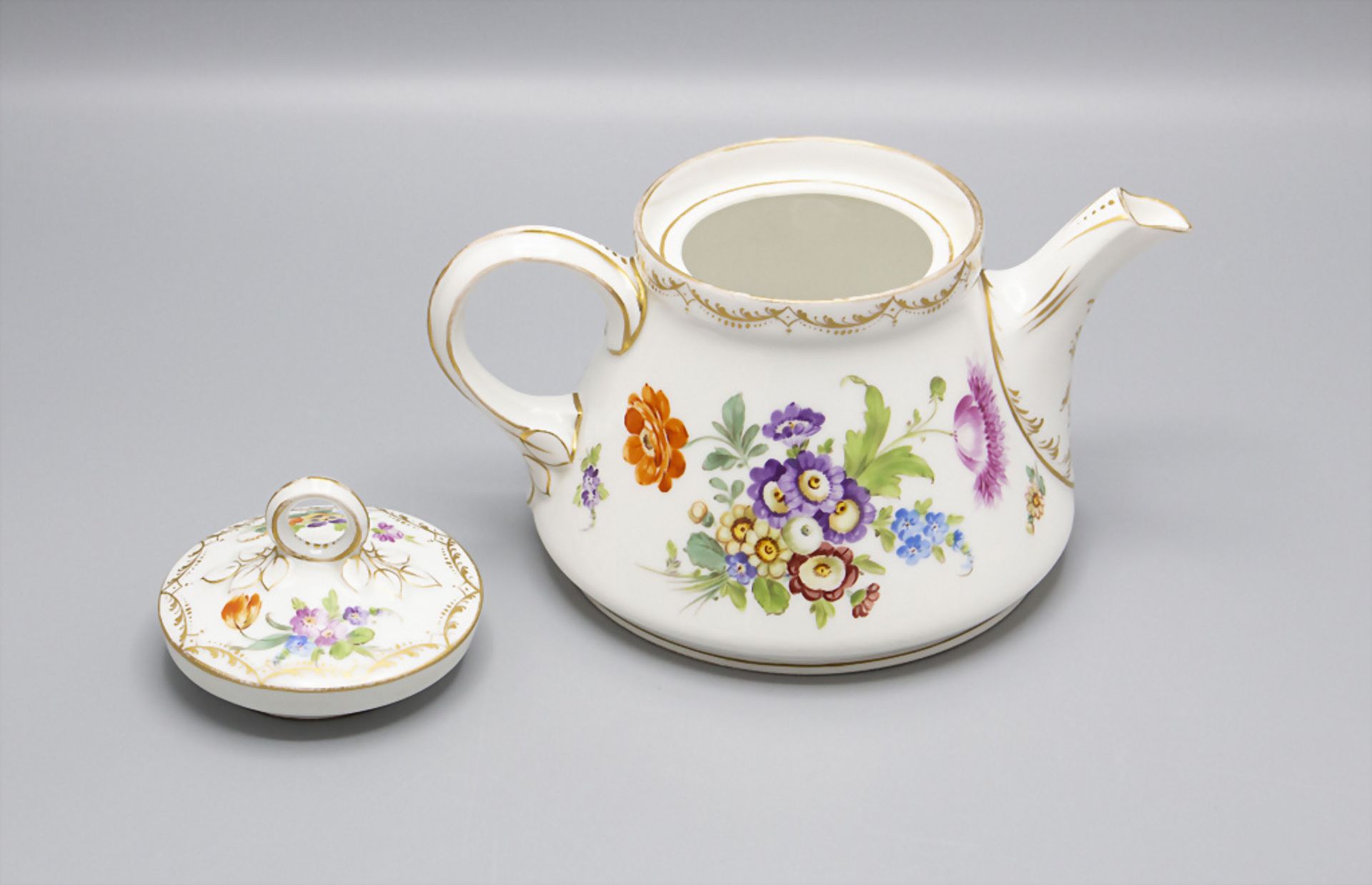Teekanne mit Blumenmalerei / A tea pot with painted flowers, Karl Richard Klemm, Dresden, 20. Jh. - Bild 4 aus 5