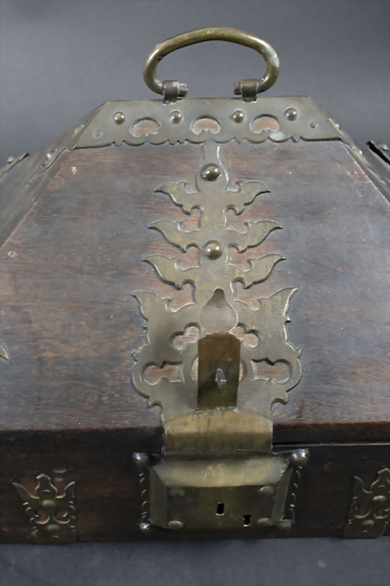 Holzschatulle mit Messingbeschlägen / A wooden casket with brass fittings, Frankreich, 19. Jh. - Bild 5 aus 9