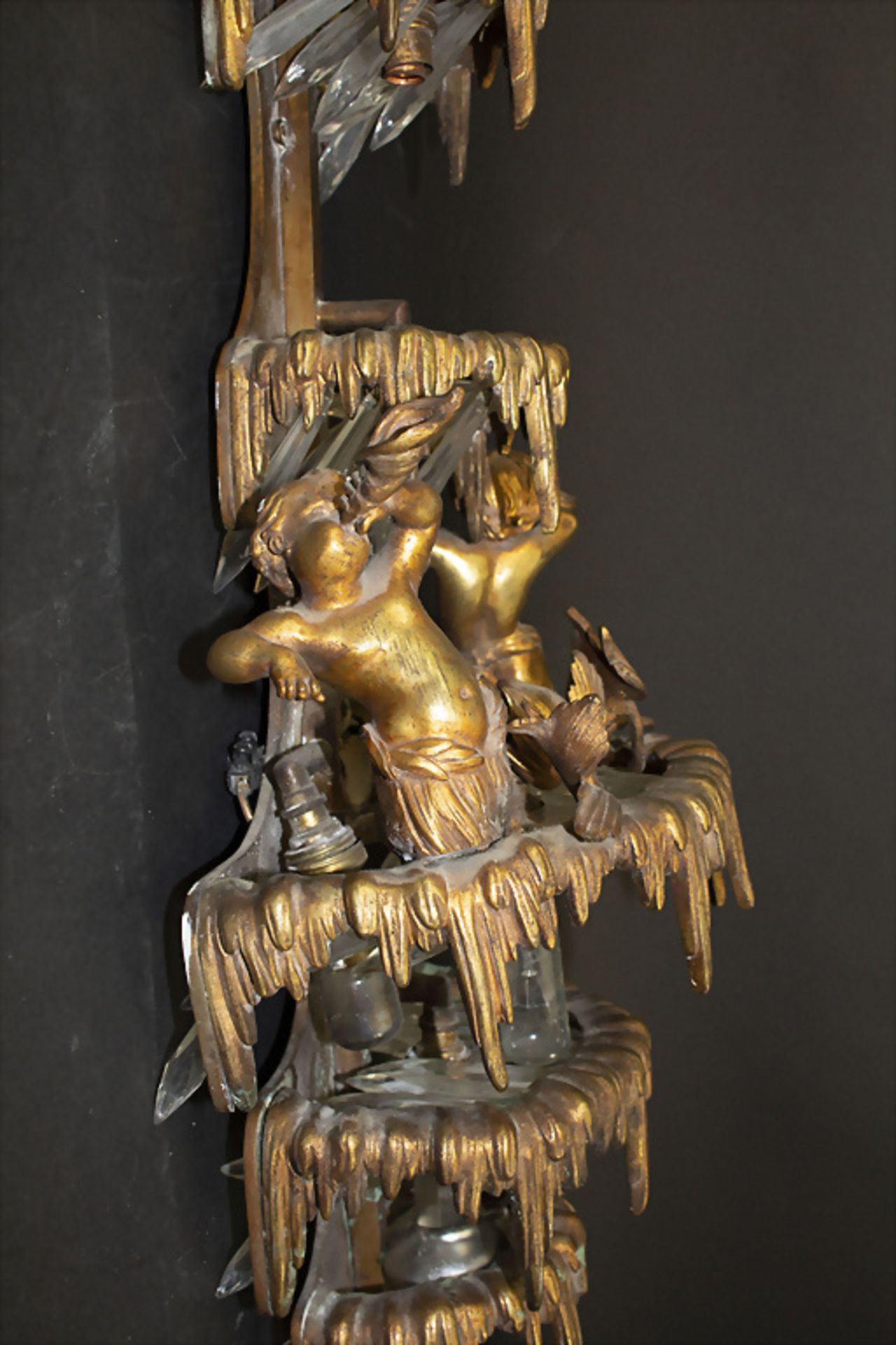 Außergewöhliche Bronze Wandlampe 'Wasserfall mit 2 Putti als Nereiden mit Schneckenhörnern' / ... - Bild 7 aus 11