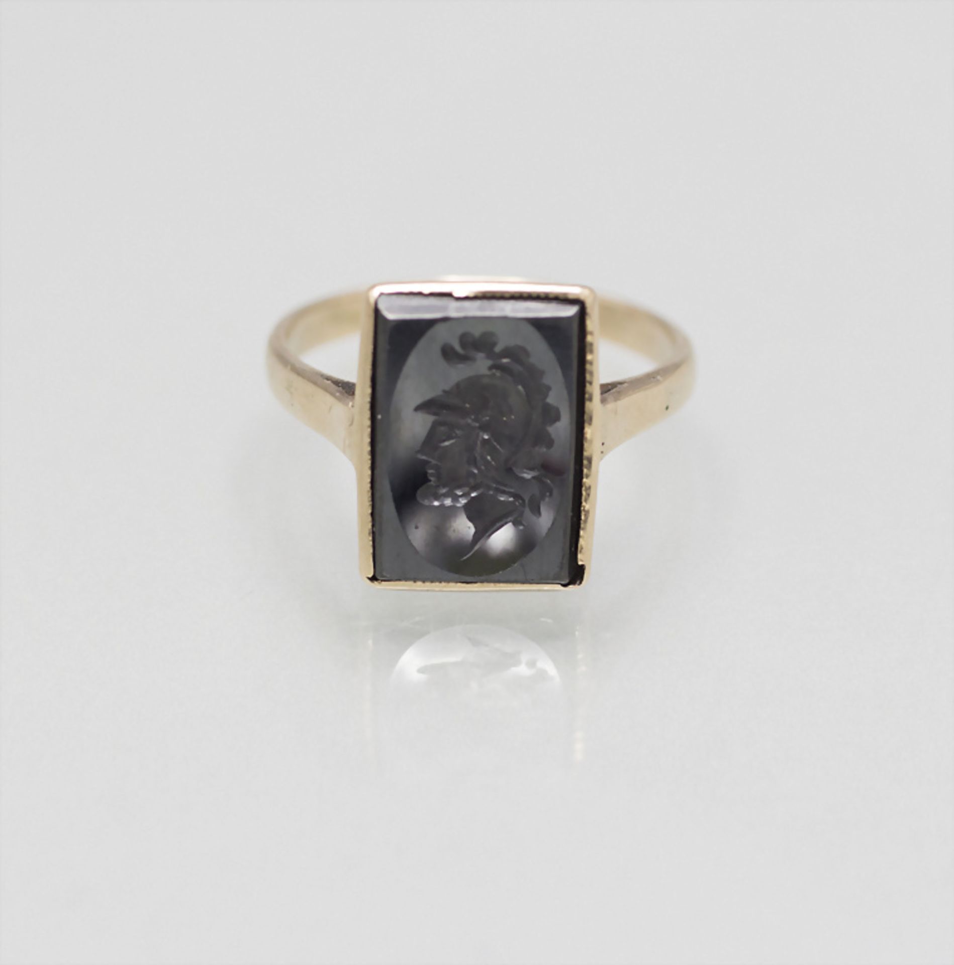 Damenring mit Gemme / A ladies 14 ct gold ring with a gem, um 1900