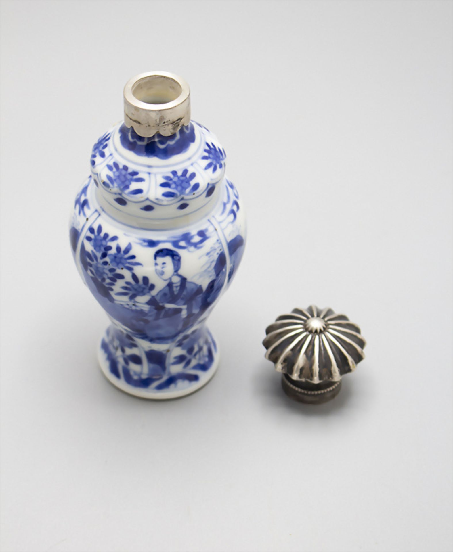 Porzellan Flakon mit Silbermontur / A porcelain perfume bottle, China, 19. Jh. - Bild 3 aus 9