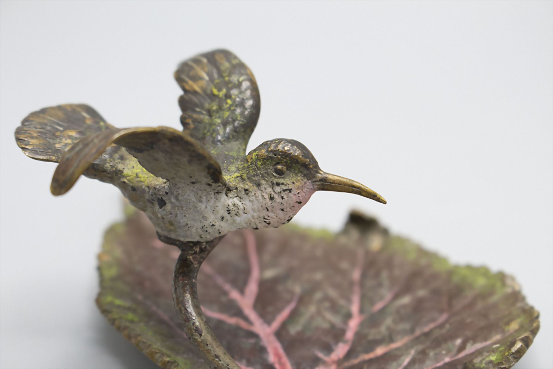 Wiener Bronze 'Kolibri auf Blattstengel' / A Vienna bronze of a humming-bird on a leaf stem, ... - Image 4 of 5
