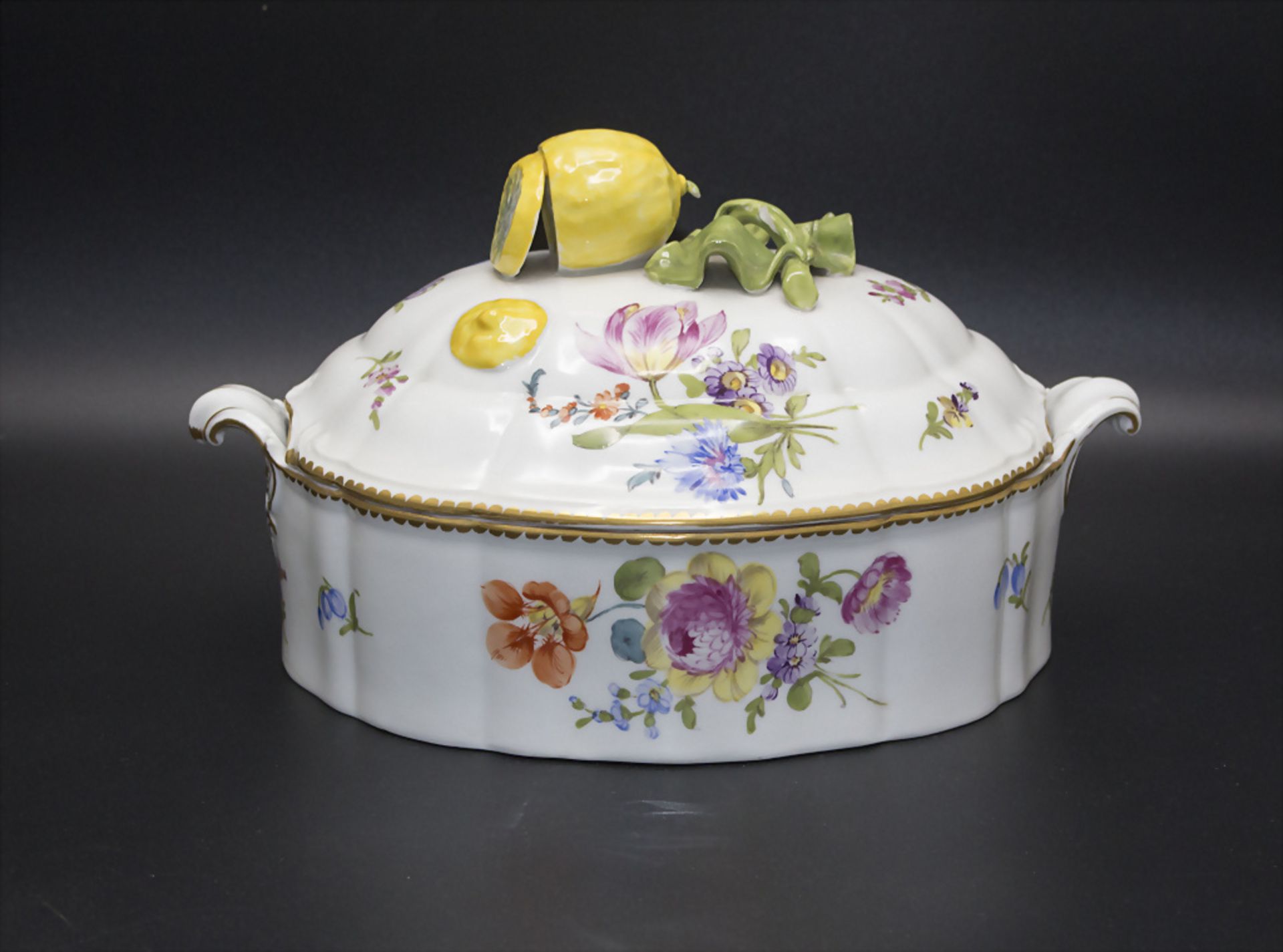 Porzellan Deckelterrine / A lidded porcelaine tureen, Nymphenburg, 20. Jh.