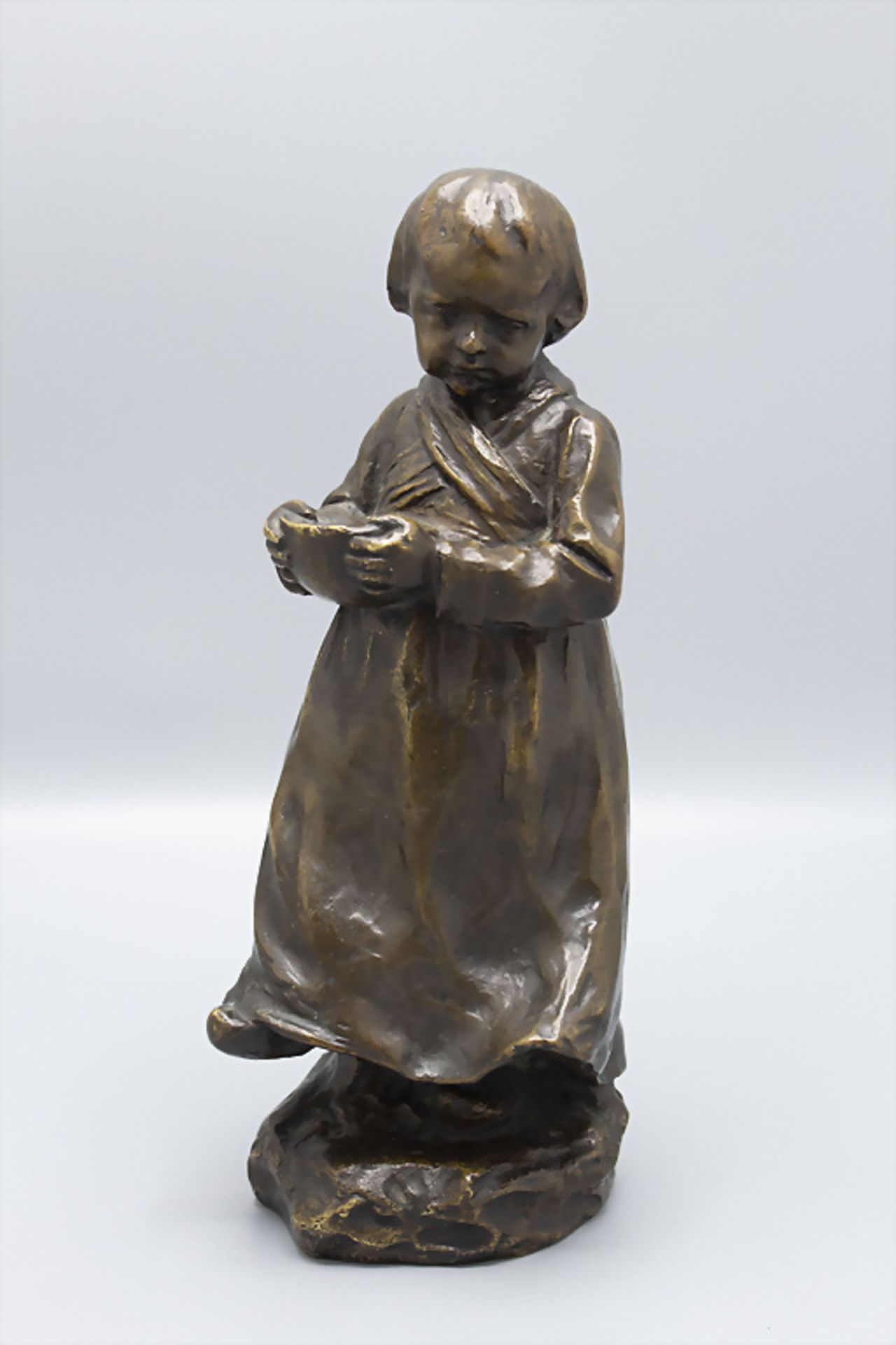 Bronze Figur 'kleines Mädchen mit Schale' / A bronze figure of a girl holding a bowl, F.P. ...