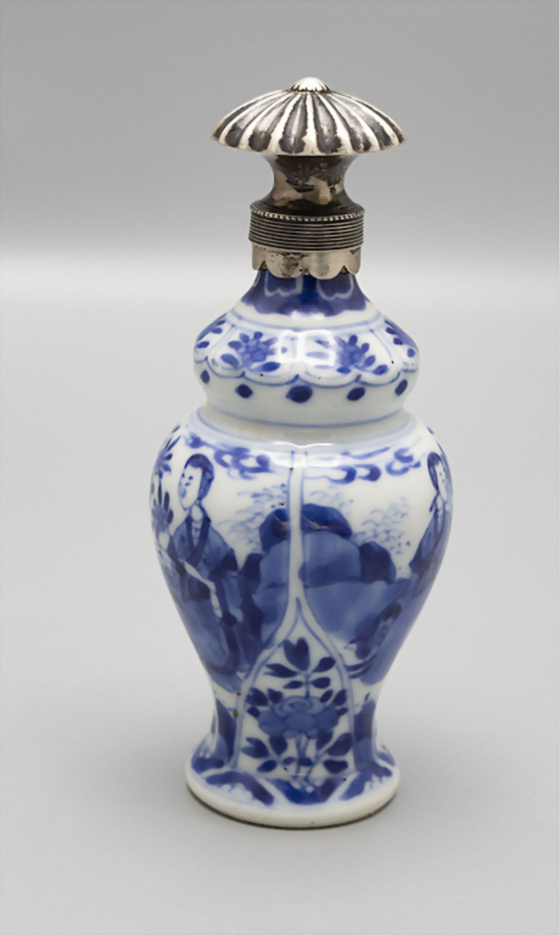 Porzellan Flakon mit Silbermontur / A porcelain perfume bottle, China, 19. Jh. - Bild 2 aus 9