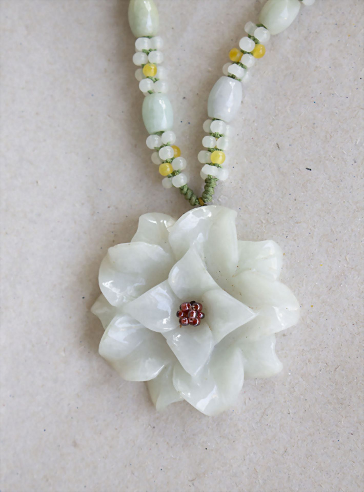 Jadekette mit Seerose / A jade necklace with a water lilly, China - Image 5 of 7