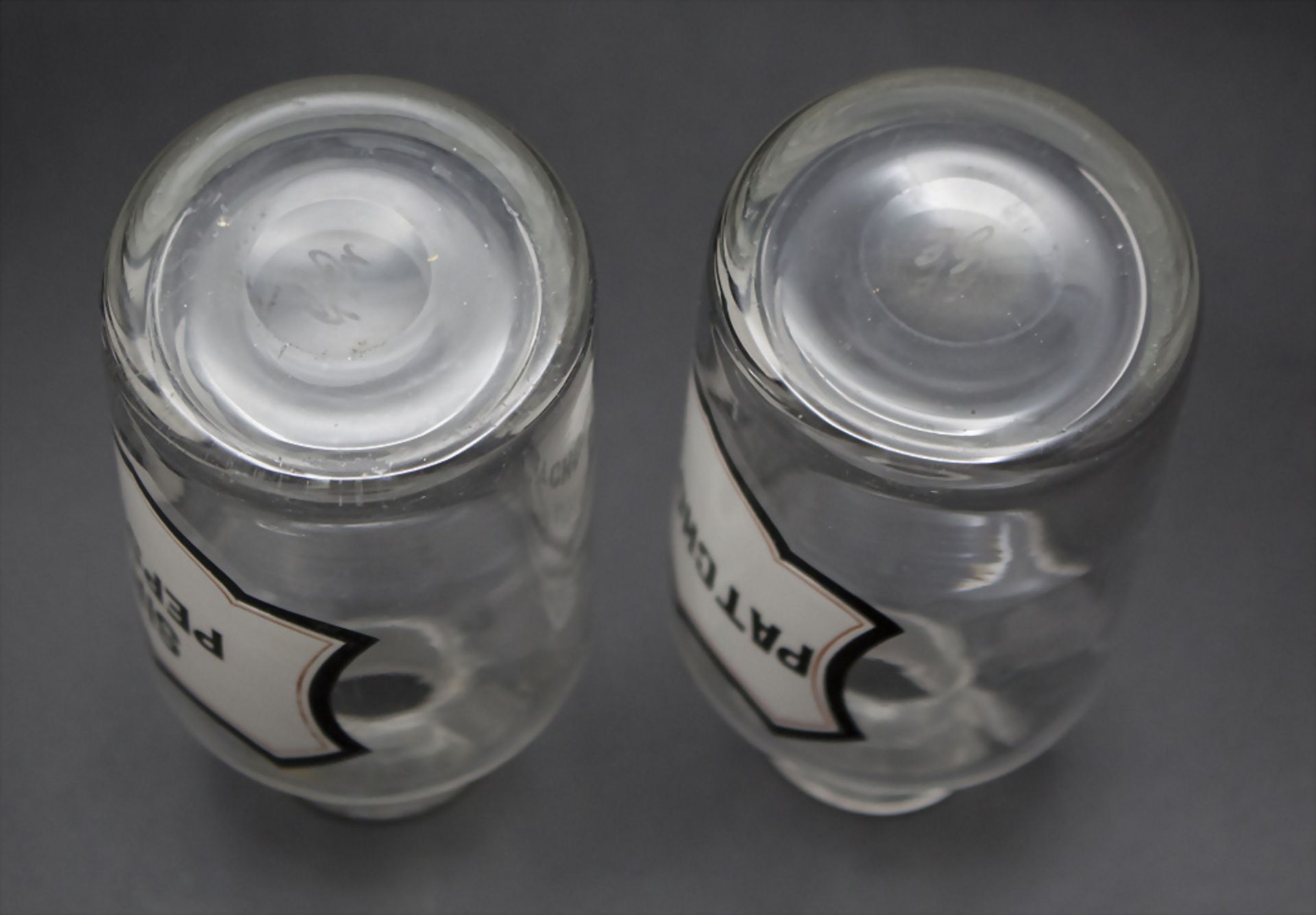 2 Apothekerflaschen / 2 apothecary glass bottles, 19. / 20. Jh. - Bild 2 aus 2