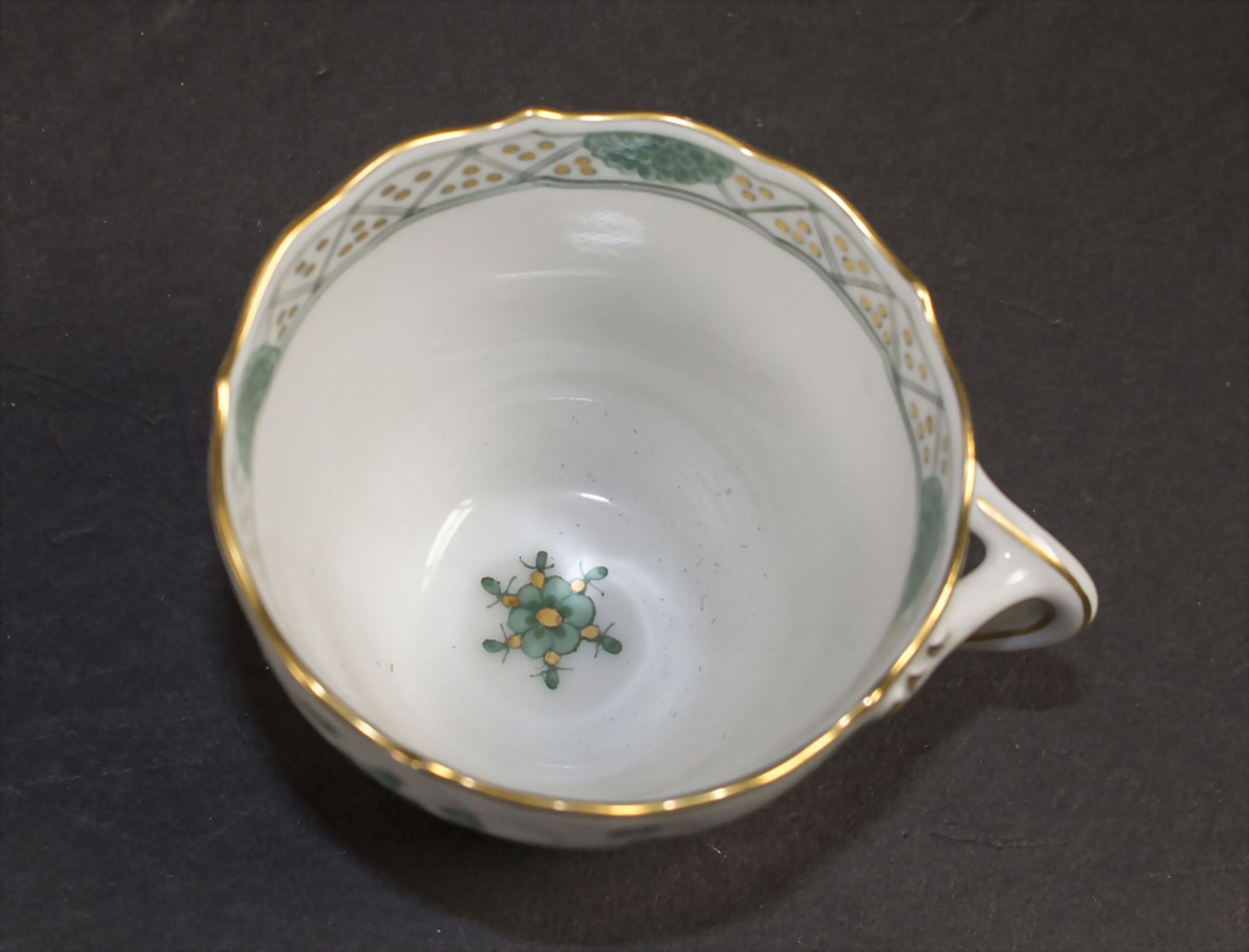Konvolut aus 8 Tassen mit Untertassen / A set of 8 porcelain cups and saucers, Meissen, 20. Jh. - Bild 6 aus 7