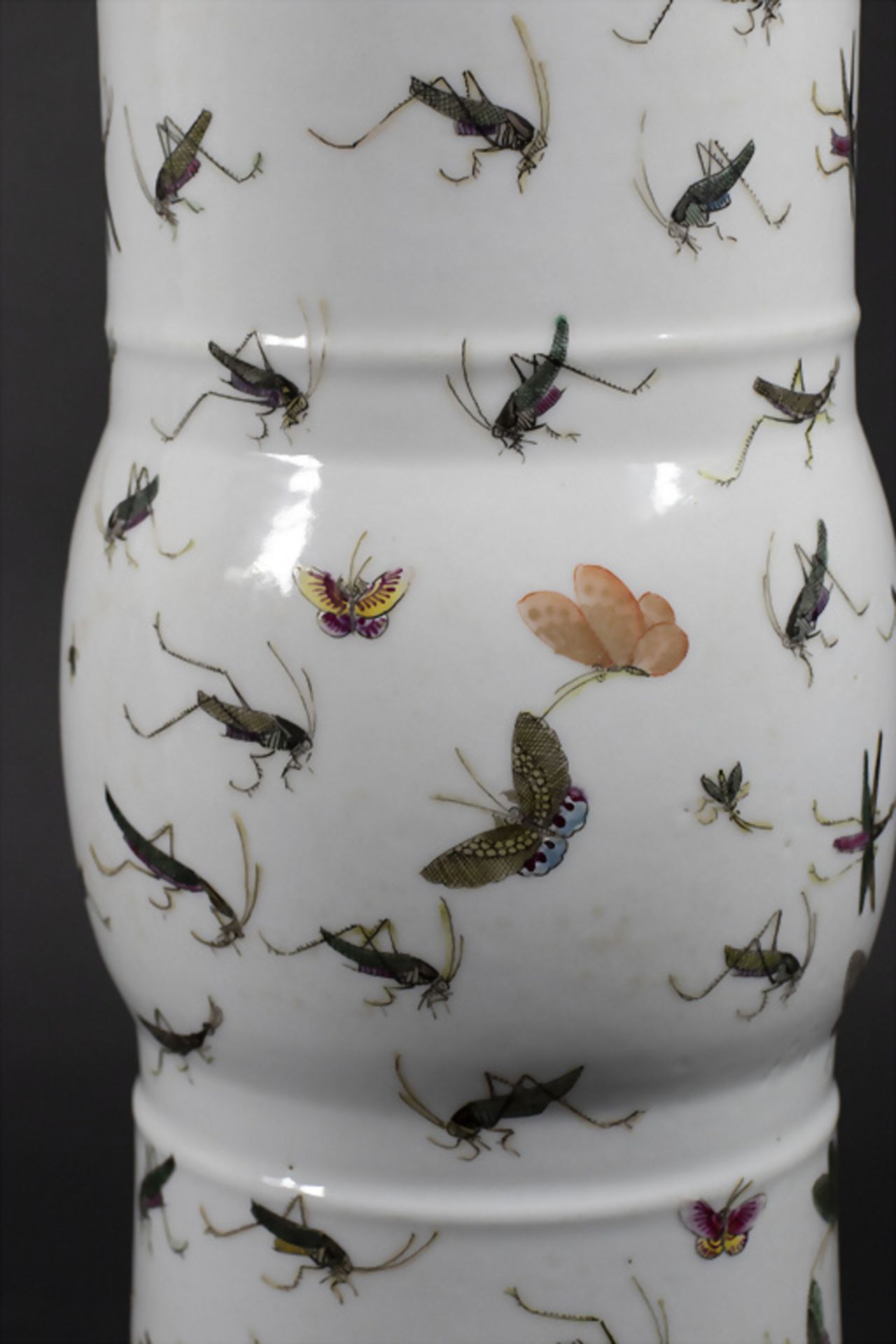 Porzellanvase mit Insekten in Gu Form / A GU shaped porcelain vase wih insects, China, 19./20. Jh. - Bild 6 aus 9