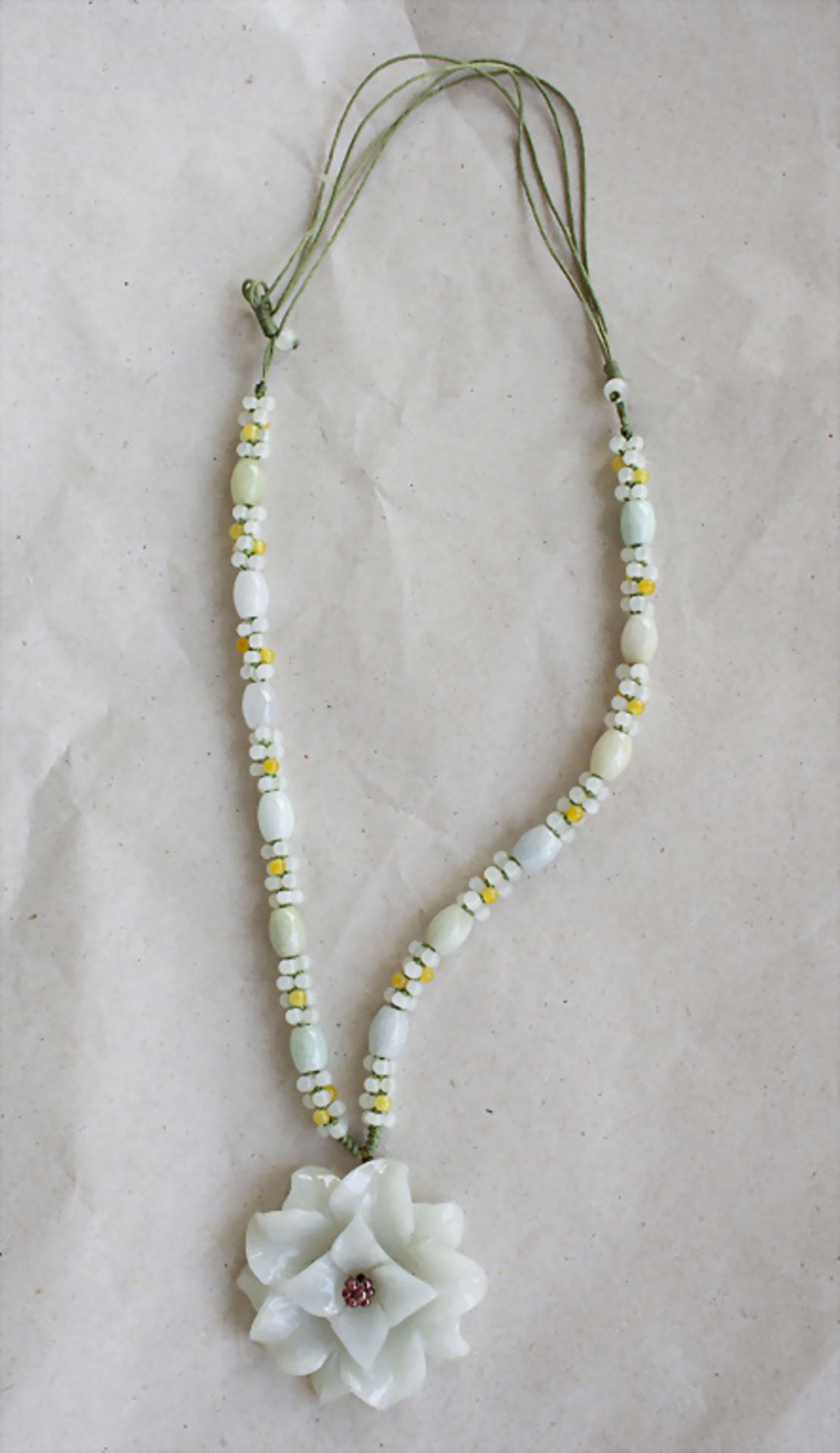 Jadekette mit Seerose / A jade necklace with a water lilly, China - Bild 2 aus 7