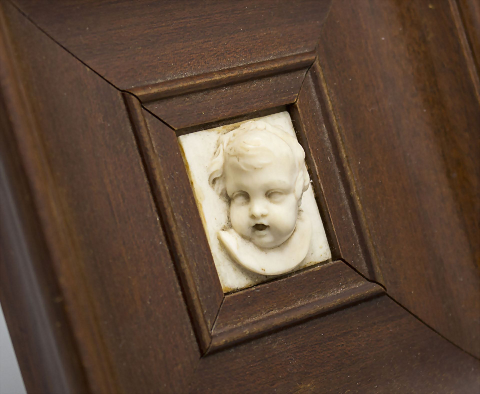Miniatur Schnitzerei eines barocken Kinderkopfes / A miniature carving of a Baroque child ... - Bild 2 aus 3