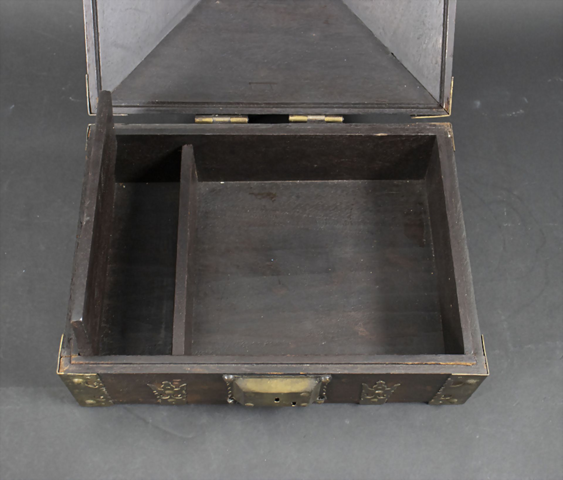 Holzschatulle mit Messingbeschlägen / A wooden casket with brass fittings, Frankreich, 19. Jh. - Bild 4 aus 9