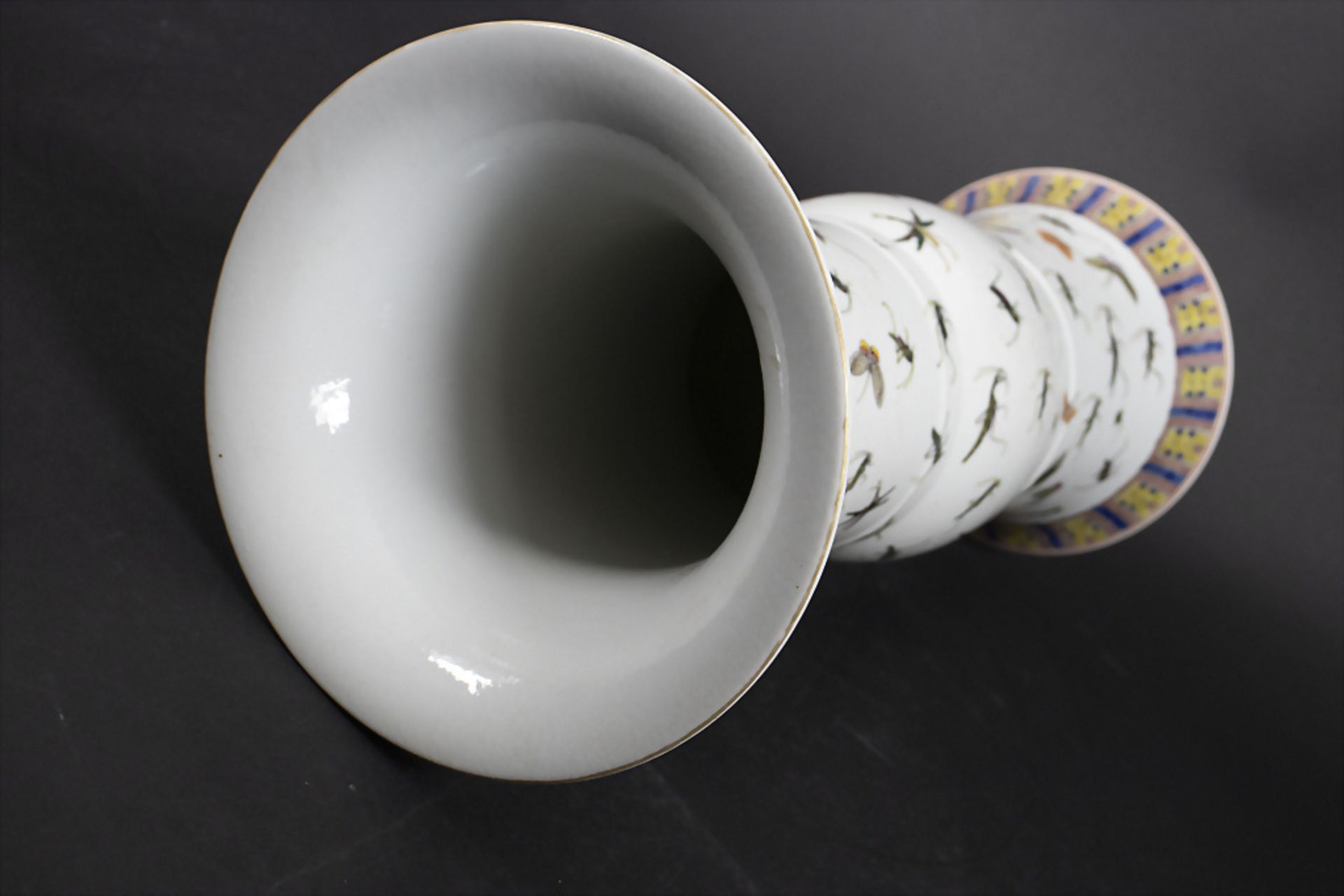 Porzellanvase mit Insekten in Gu Form / A GU shaped porcelain vase wih insects, China, 19./20. Jh. - Bild 7 aus 9