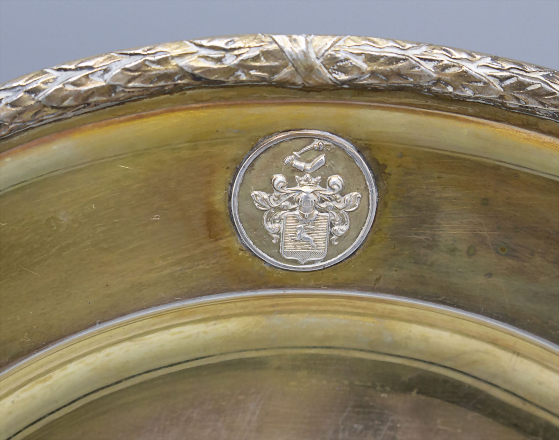 Prunkteller mit Adelswappen / A guilded silver plate with coat of arms, Gebr. Friedländer, ... - Bild 2 aus 4