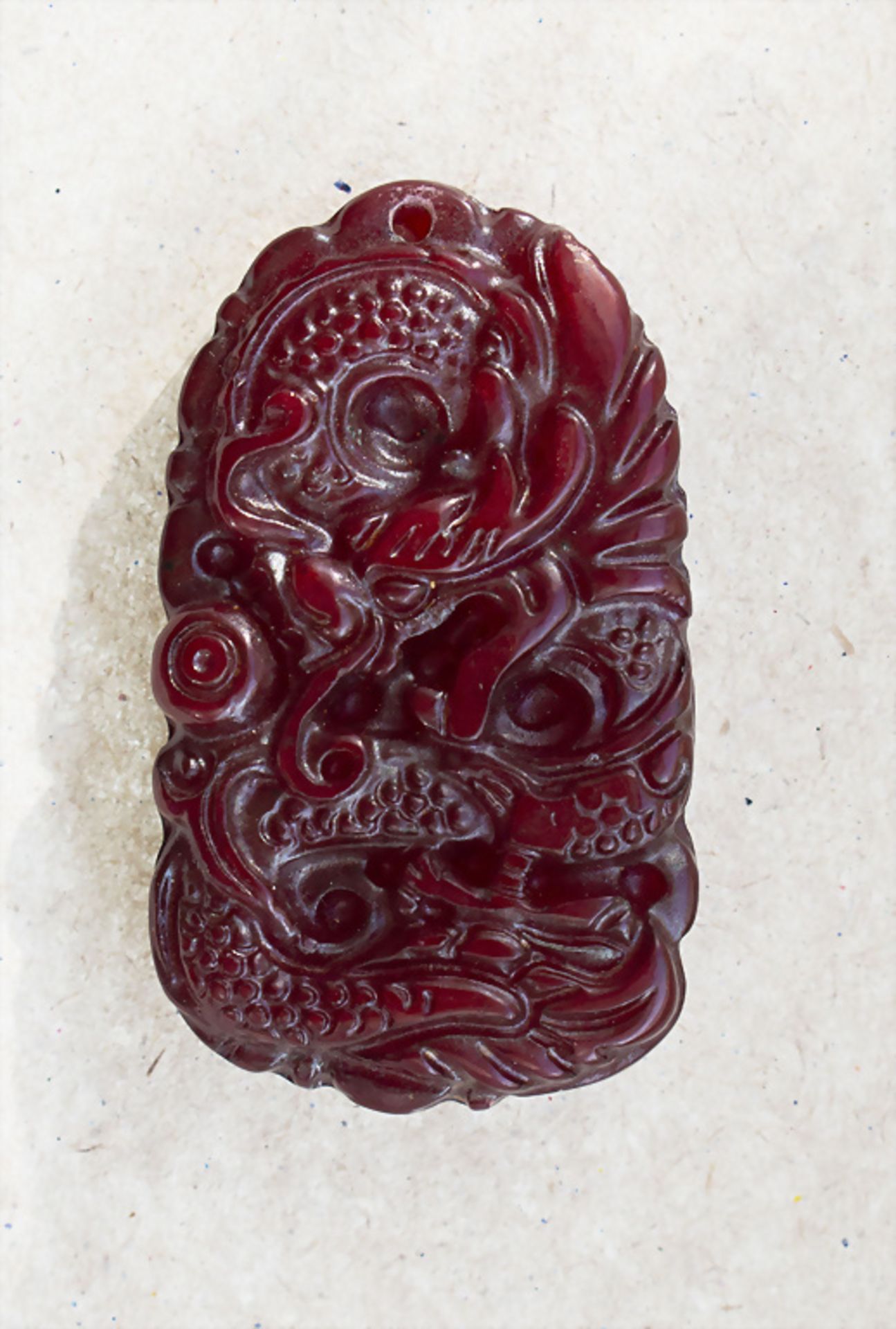 Anhänger mit Drachen aus rote Jade (?) / A red jade (?) pendant - Bild 2 aus 4