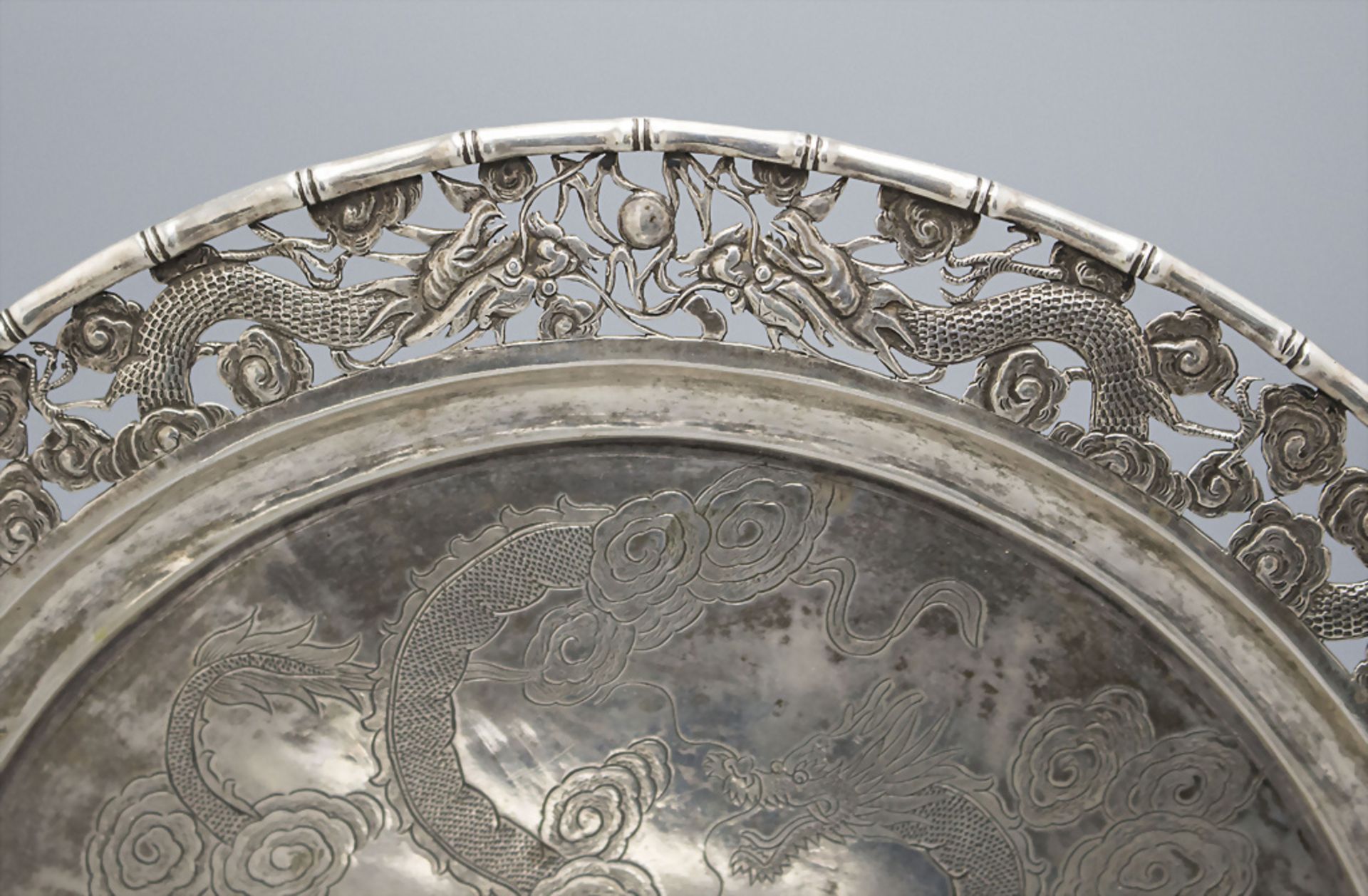 Rundes Silbertablet mit kl. Silberschale mit Drachendekor / A round silver tablet with a small ... - Bild 4 aus 9