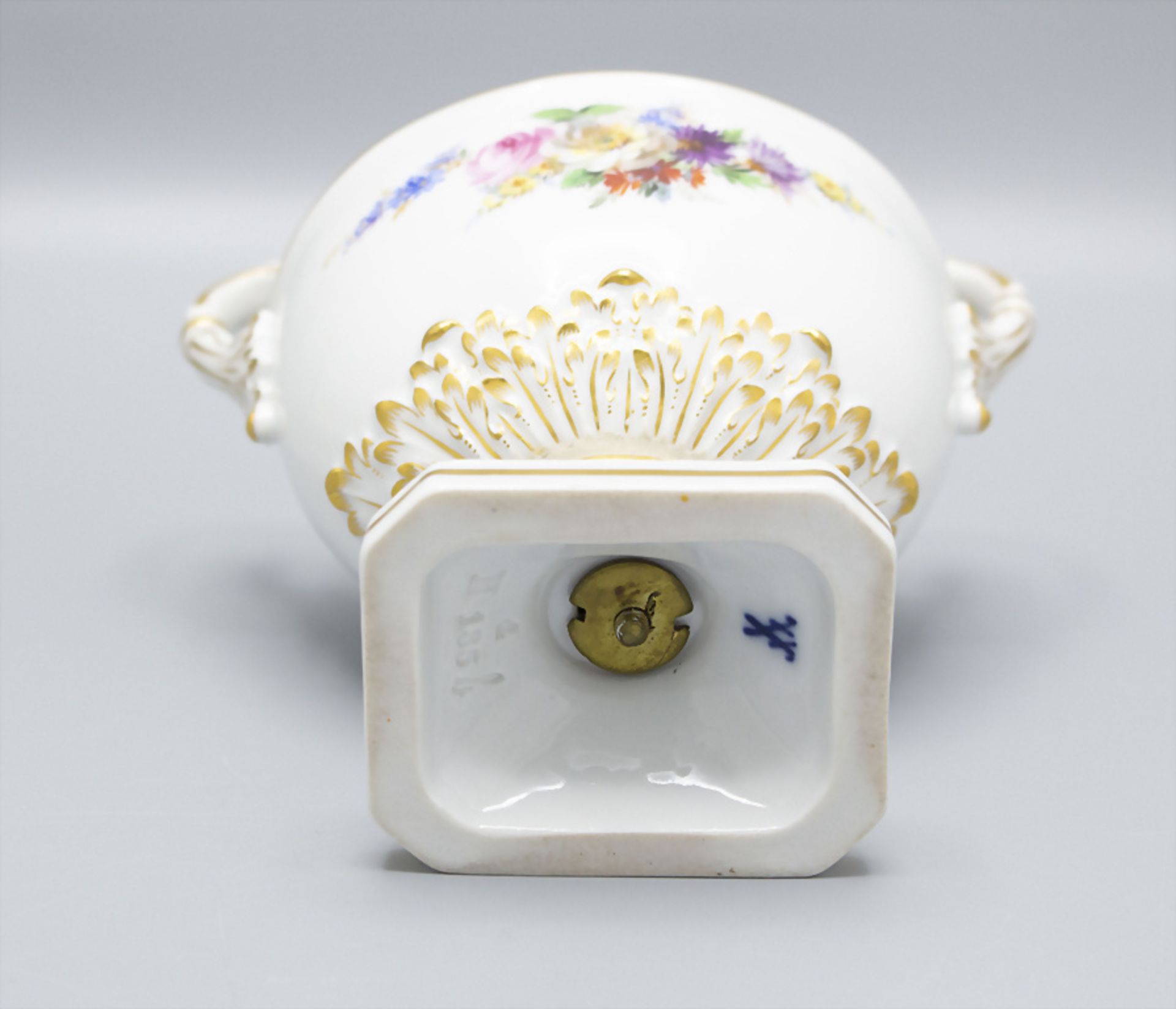 Ovales Deckelgefäß mit Handhaben und feiner Watteau-Szene / A lidded bowl with handles and a ... - Bild 5 aus 6