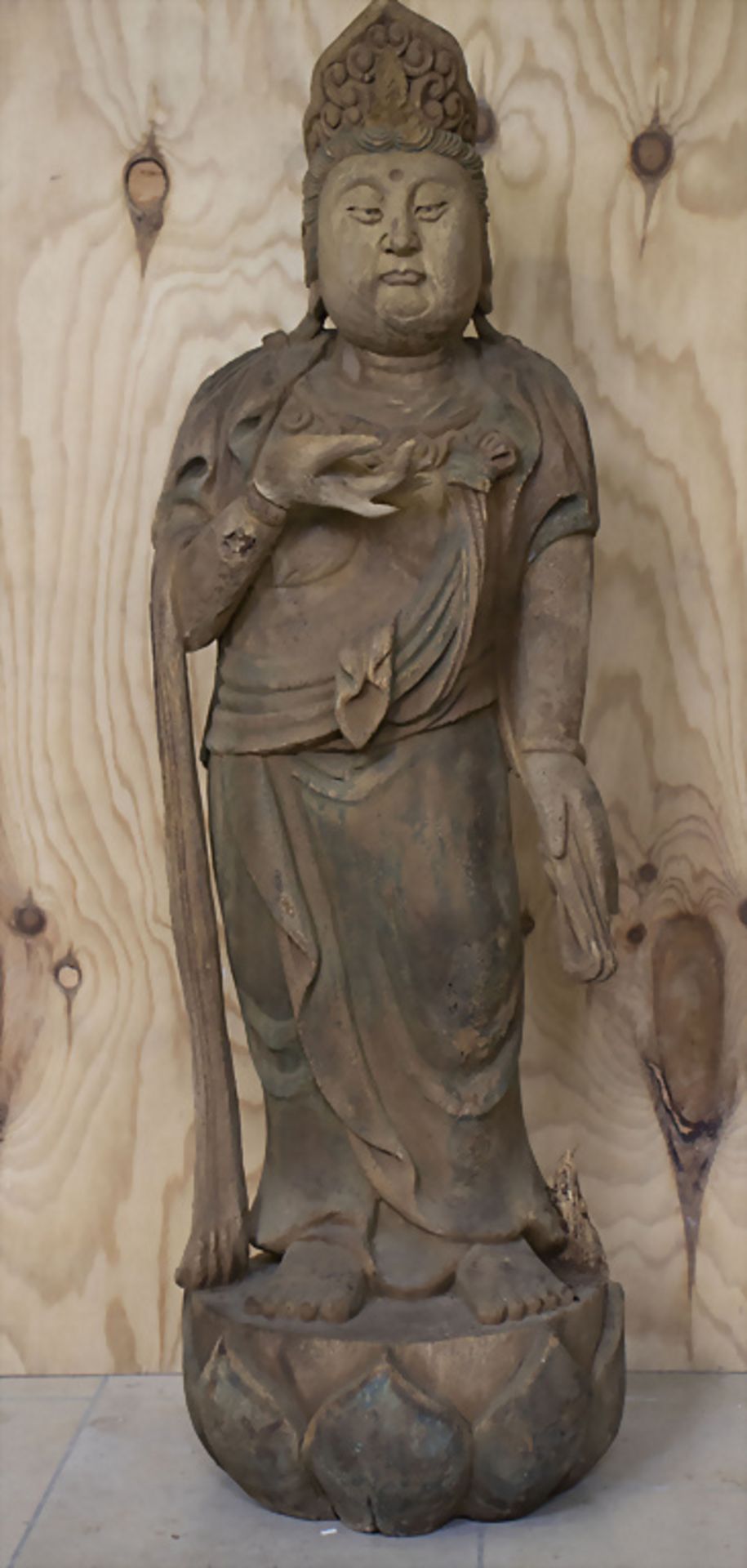 Skulptur des Bodhisattva auf einem Lotossockel stehend, China, wohl 18./19. Jh.