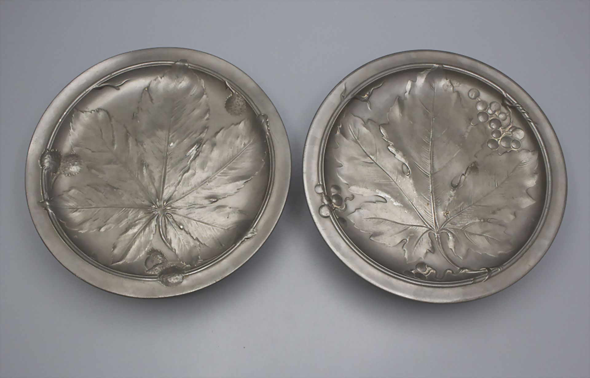 Paar Jugendstil Zinn Fußschalen / Tazzas / Two footed Art Nouveau tin trays, Gallia, ...