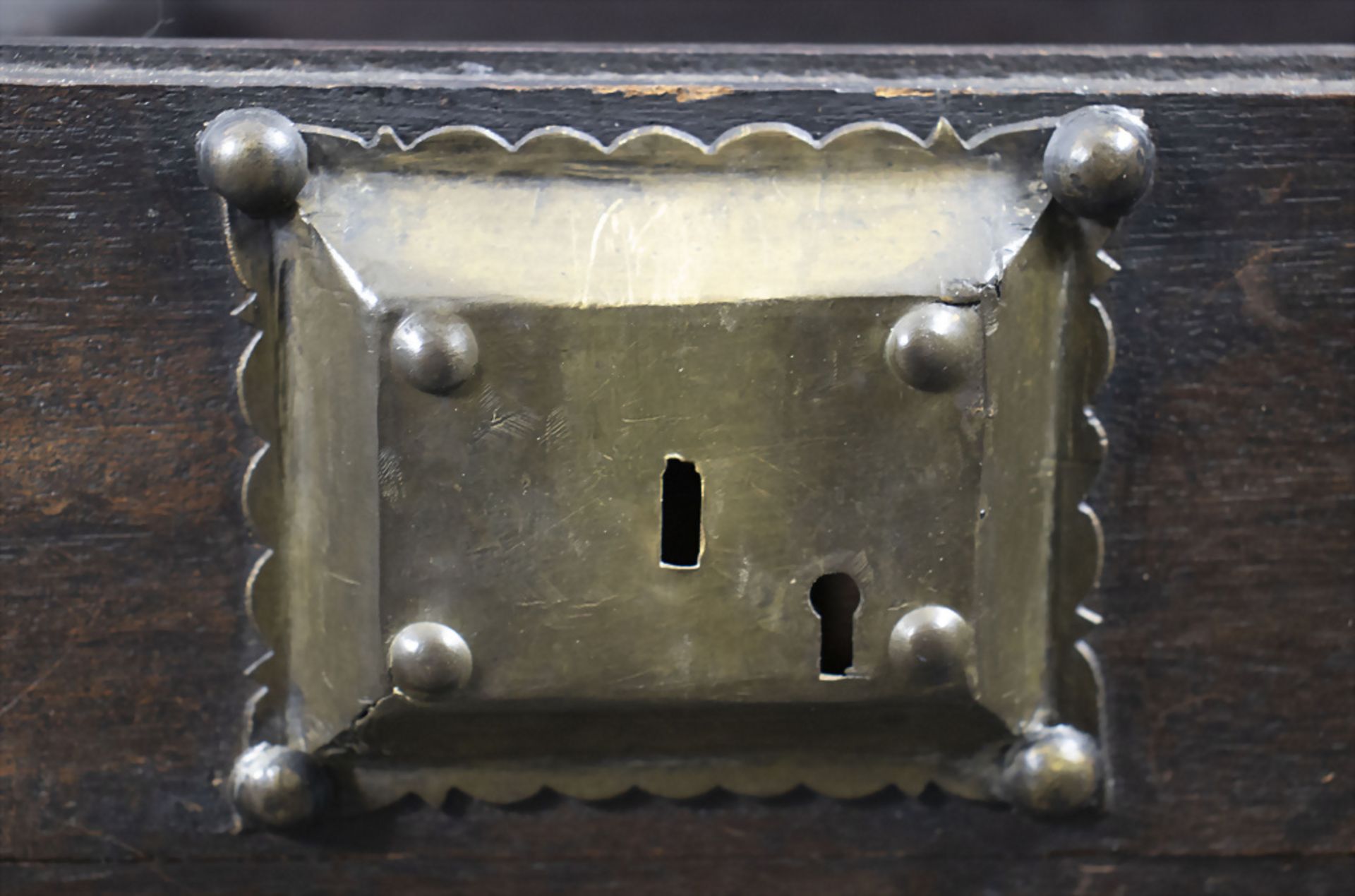 Holzschatulle mit Messingbeschlägen / A wooden casket with brass fittings, Frankreich, 19. Jh. - Bild 3 aus 9