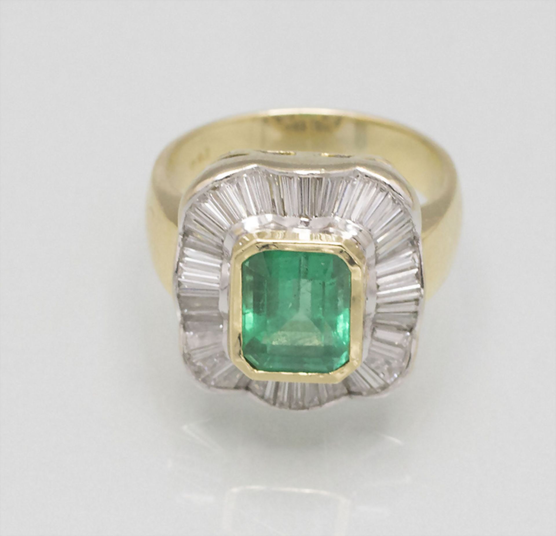 Damenring mit Smaragd und Diamanten / A ladies 18 ct gold ring with emerald and diamonds