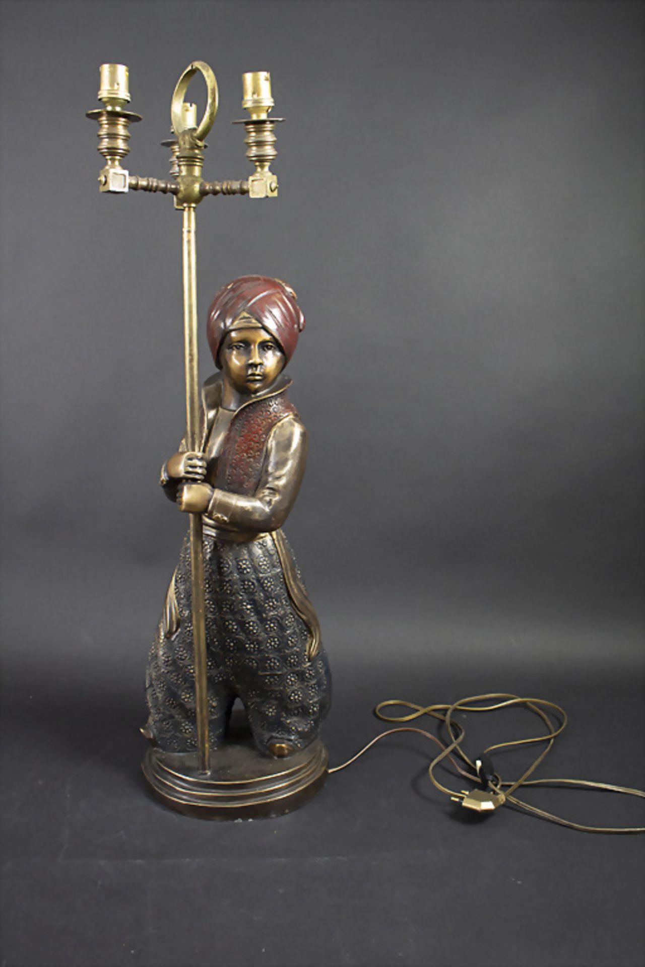 Figürliche Lampe mit Bronzefigur eines orientalischen Jungen / A figural lamp with the bronze ...