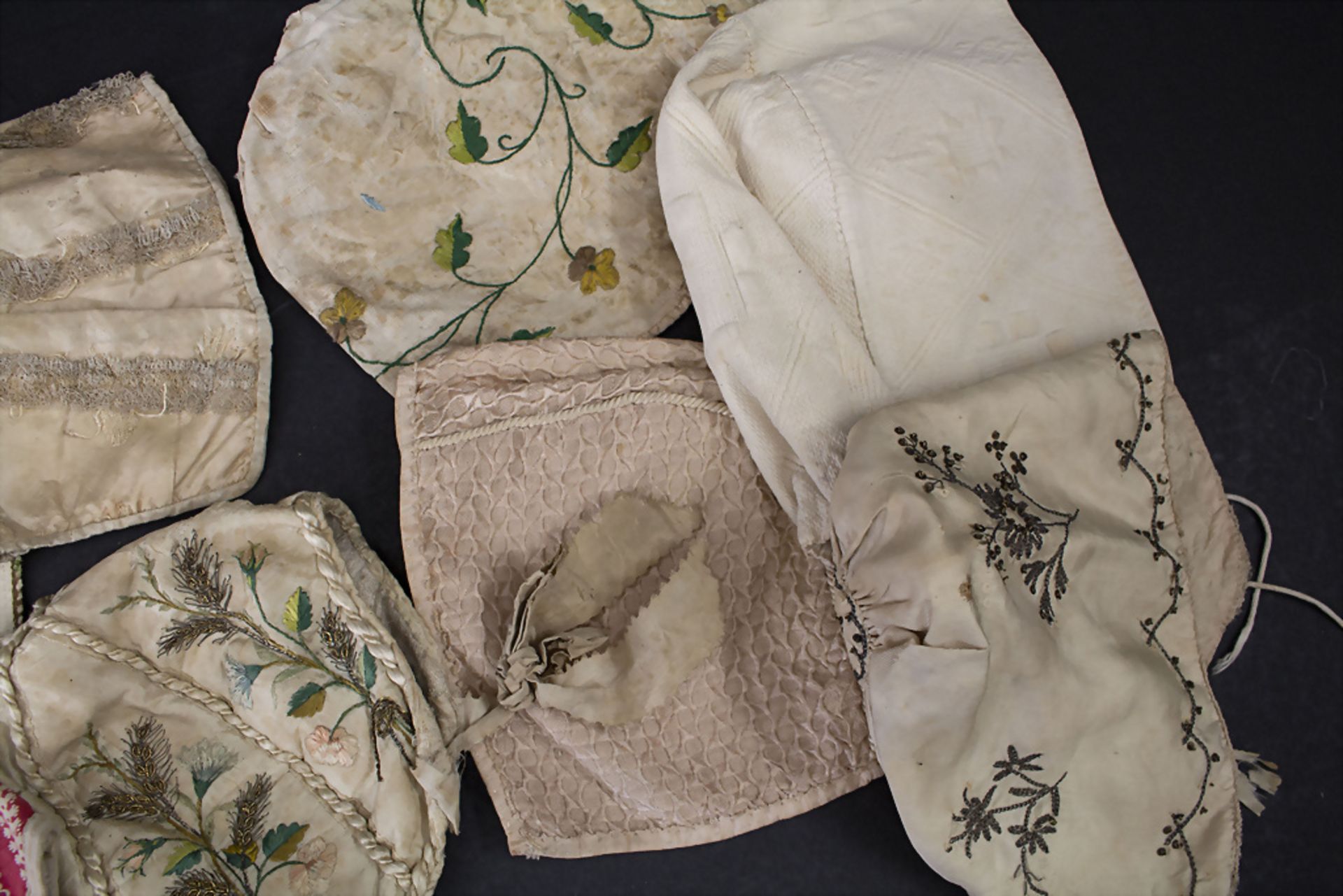 Konvolut 8 Kindermützen und -hauben / A set of eight children's caps and hoods, 19./20. Jh. - Bild 2 aus 2