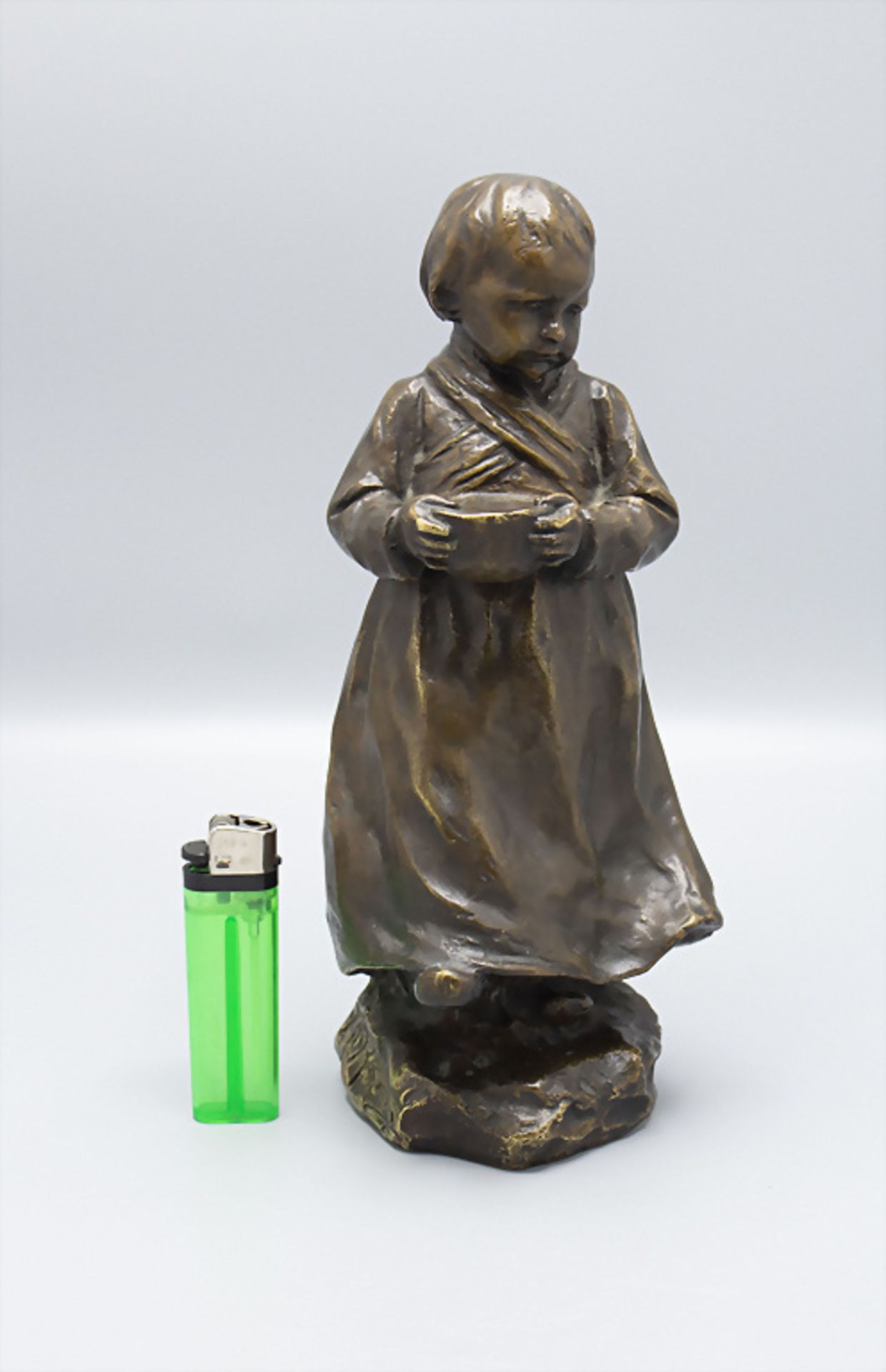 Bronze Figur 'kleines Mädchen mit Schale' / A bronze figure of a girl holding a bowl, F.P. ... - Bild 2 aus 6