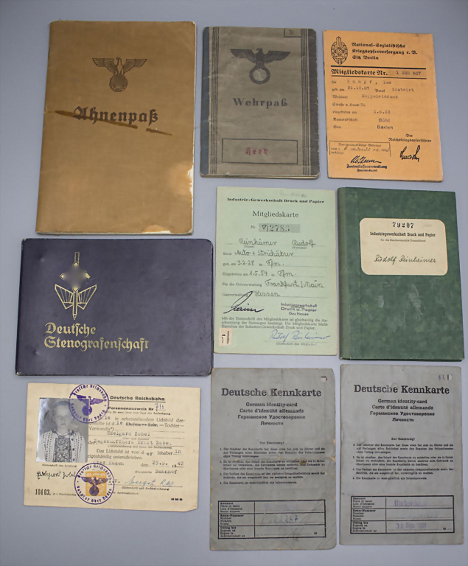 Sammlung Ausweisdokumente und Schriftstücke / A collection of identification documents, ...