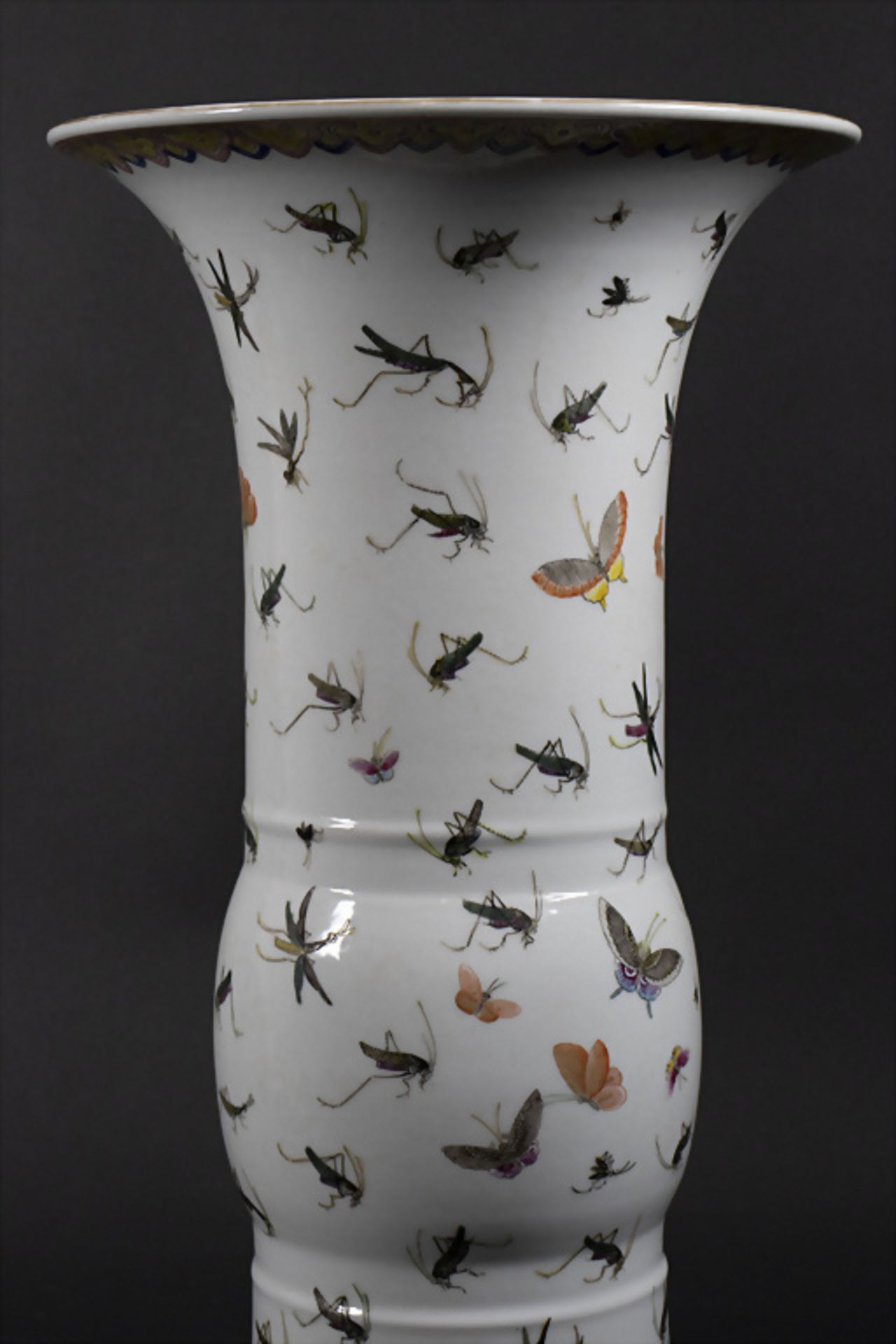 Porzellanvase mit Insekten in Gu Form / A GU shaped porcelain vase wih insects, China, 19./20. Jh. - Bild 4 aus 9