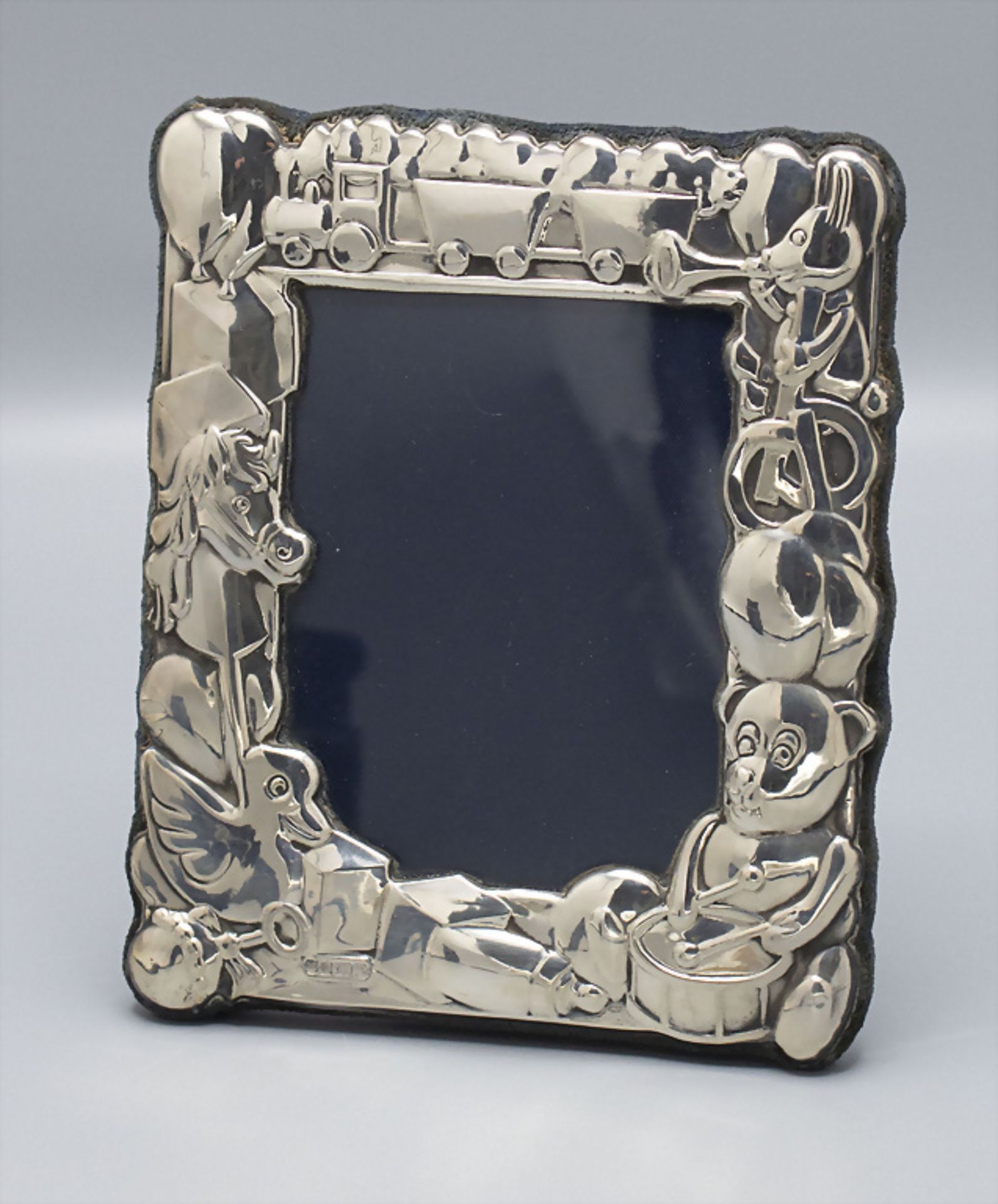 Silber Standrahmen für ein Kinderfoto / A Sterling silver frame with stand, R. Carr Ltd., ...