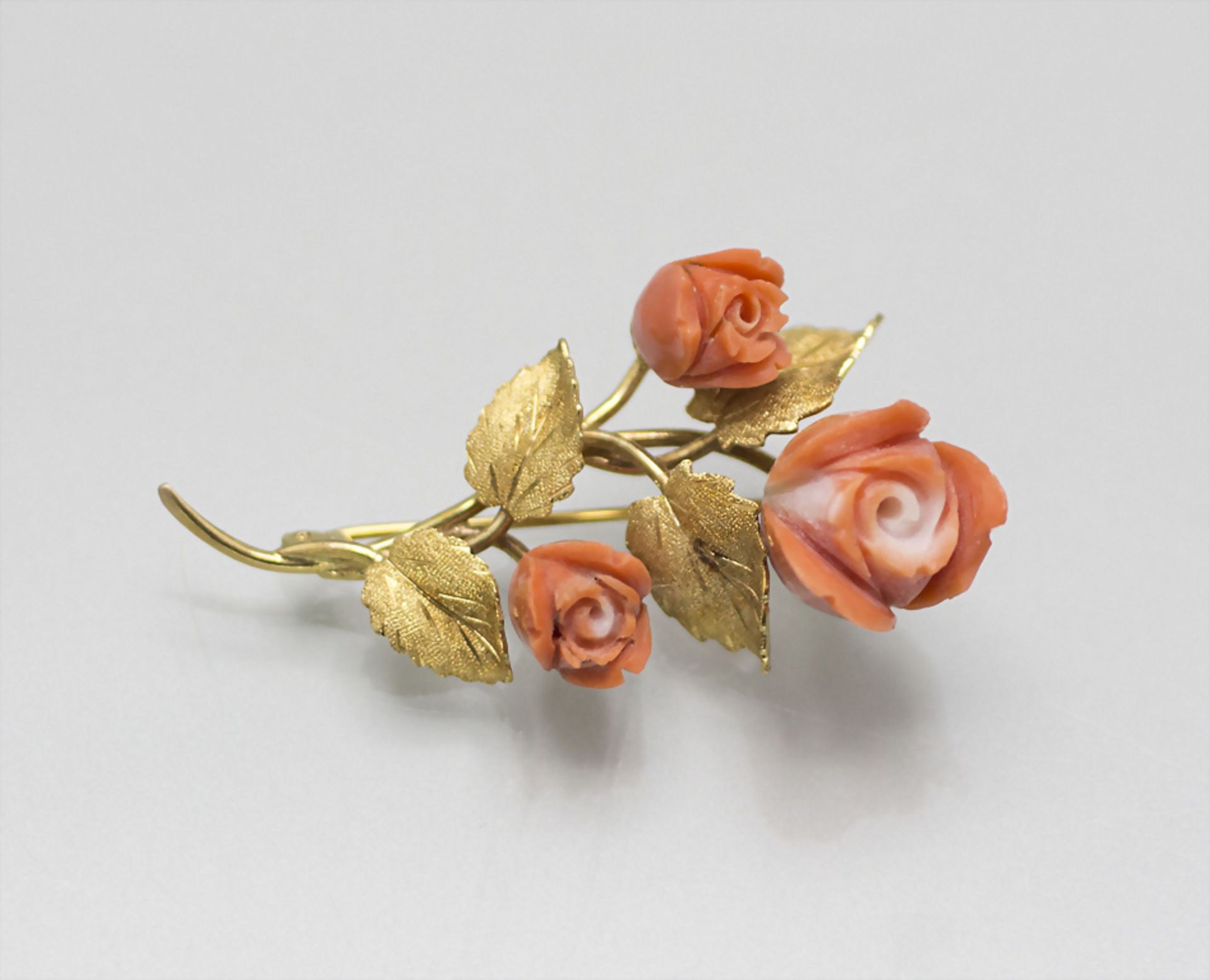 Brosche mit Rosenblüten / An 18 ct gold brooch with rose blossoms, 20. Jh.