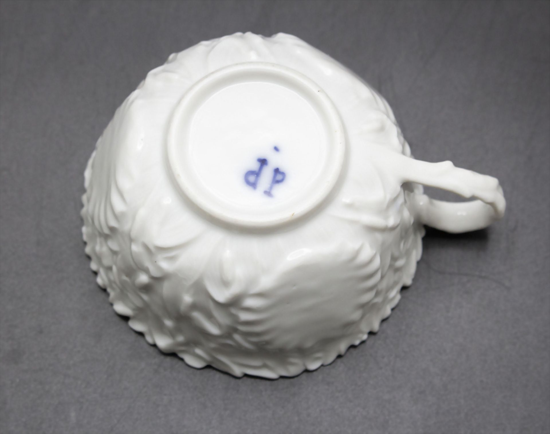 Tasse und UT mit Reliefdekor / A cup and saucer with relief, Jacob Petit (1796-1868), ... - Image 5 of 5