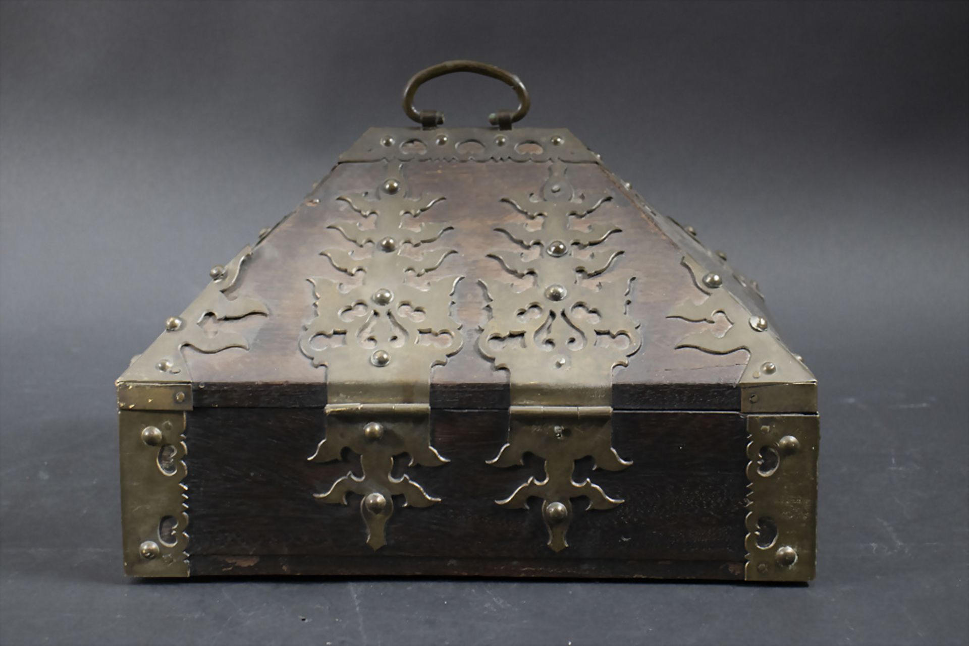 Holzschatulle mit Messingbeschlägen / A wooden casket with brass fittings, Frankreich, 19. Jh. - Bild 7 aus 9