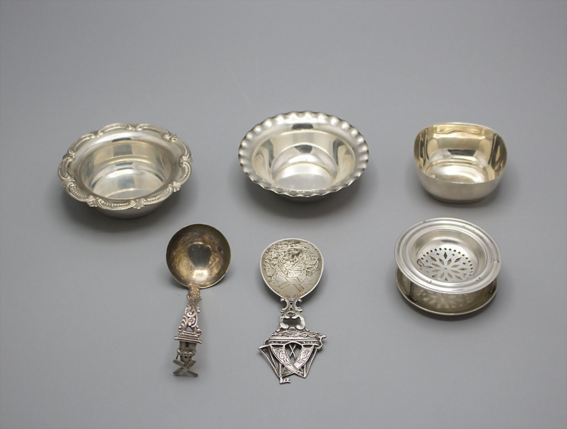 Konvolut aus 4 Teesieben und 2 Löffeln / 4 silver tea strainers and 2 spoons, 20. Jh.