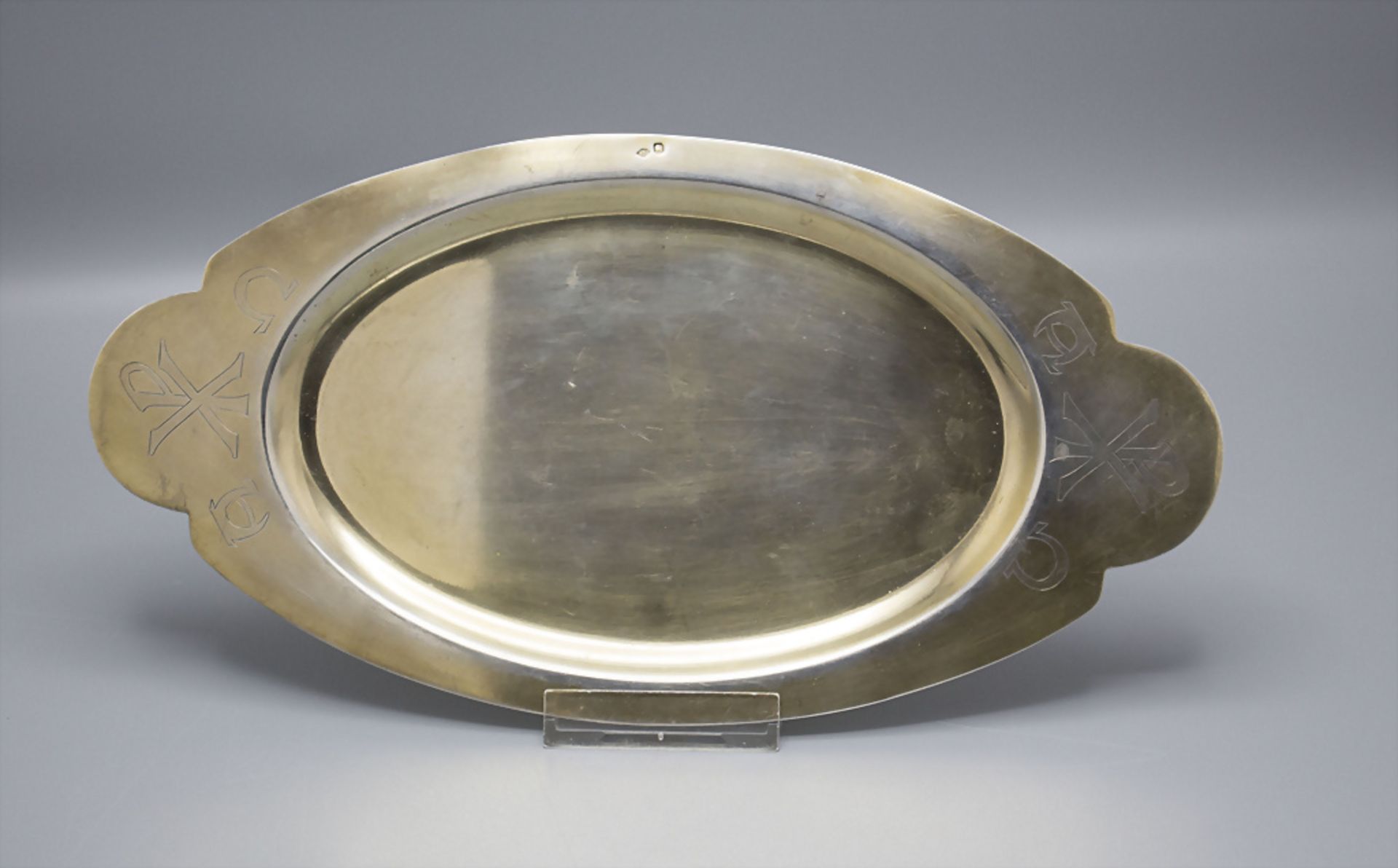 Tablett für Hostien und Messkelch / A silver serving tray for consecrated hosts and a chalice, ...